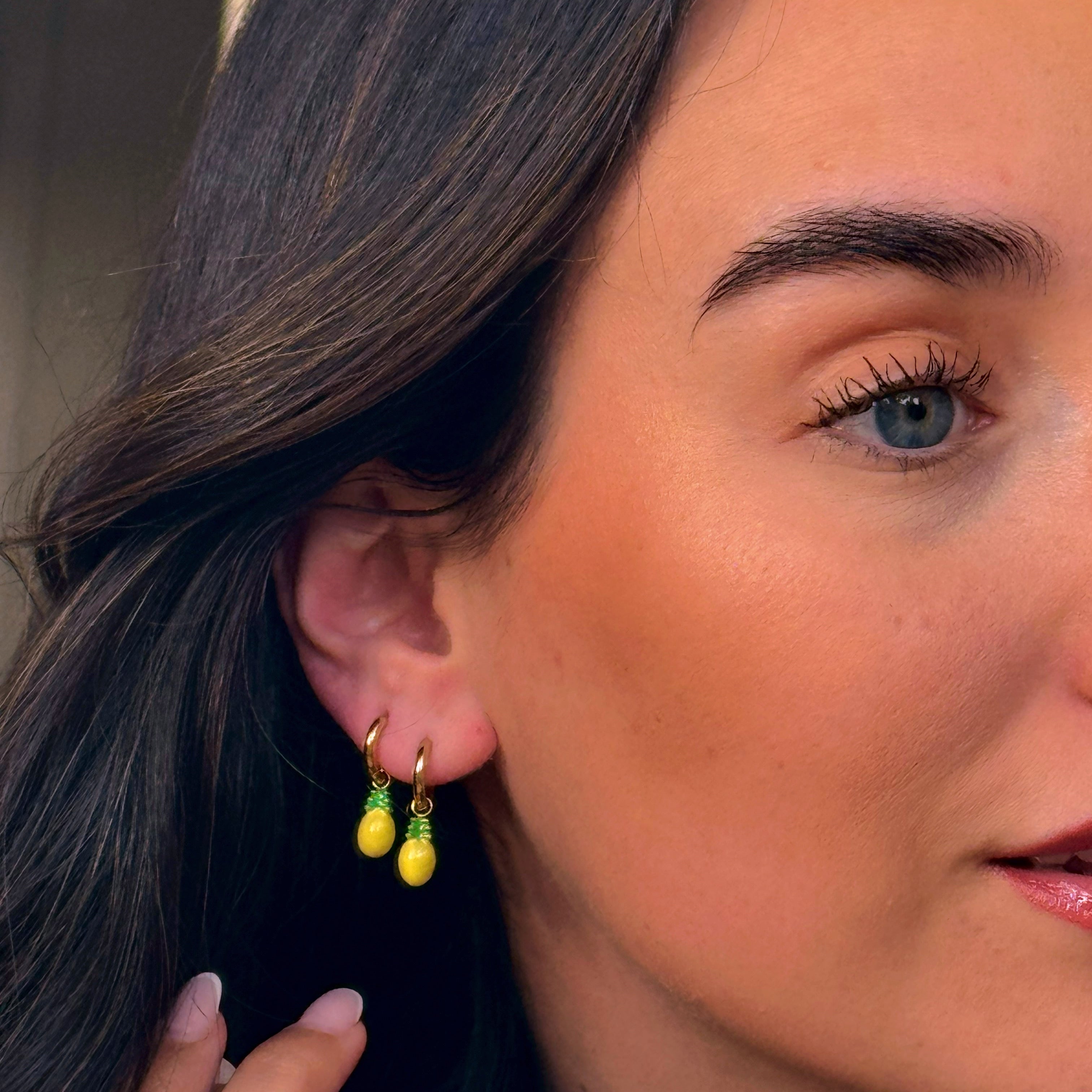 Argolinhas lisas com mini ananás em pendente | Dourado