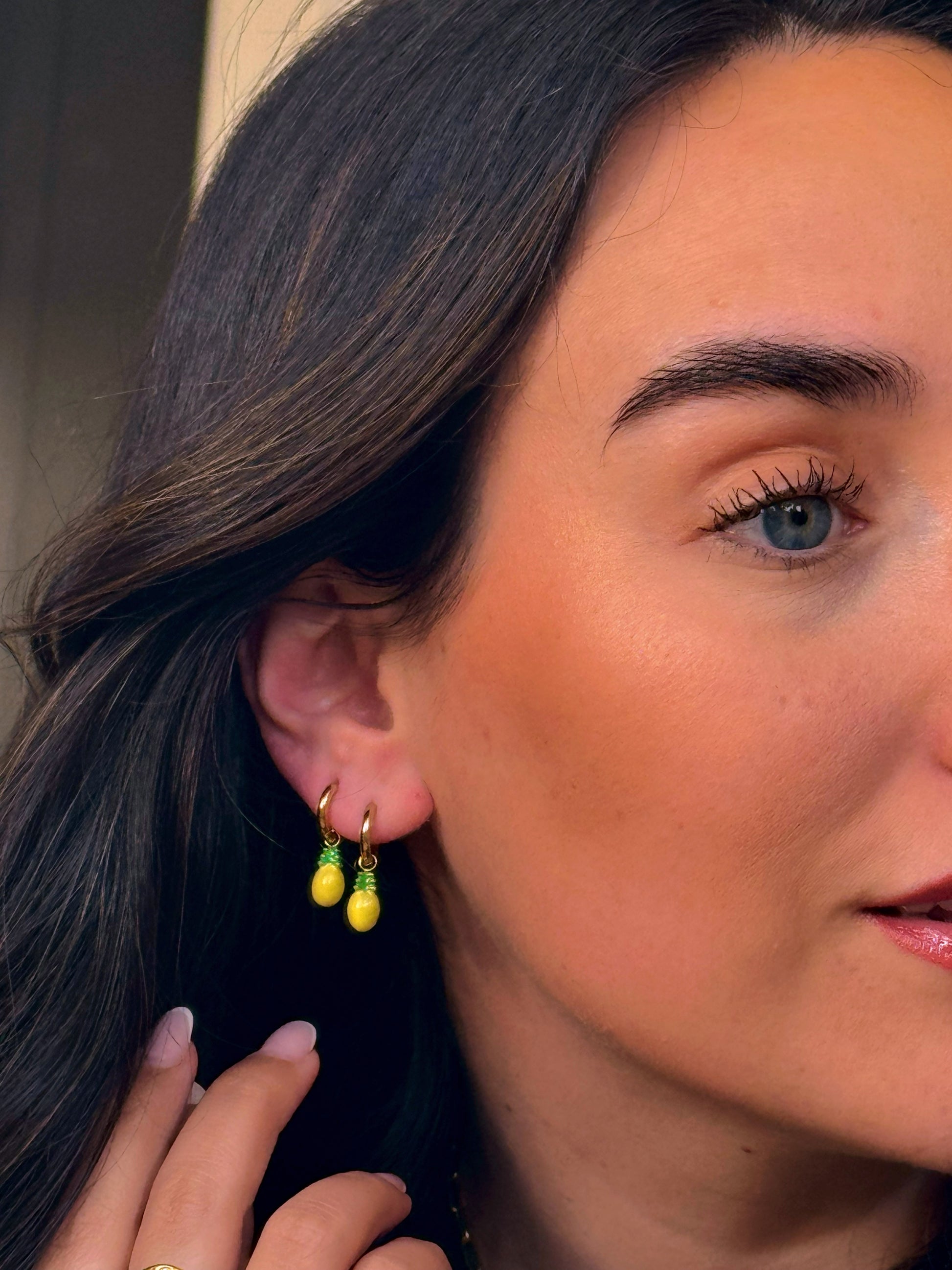 Argolinhas lisas com mini ananás em pendente | Dourado