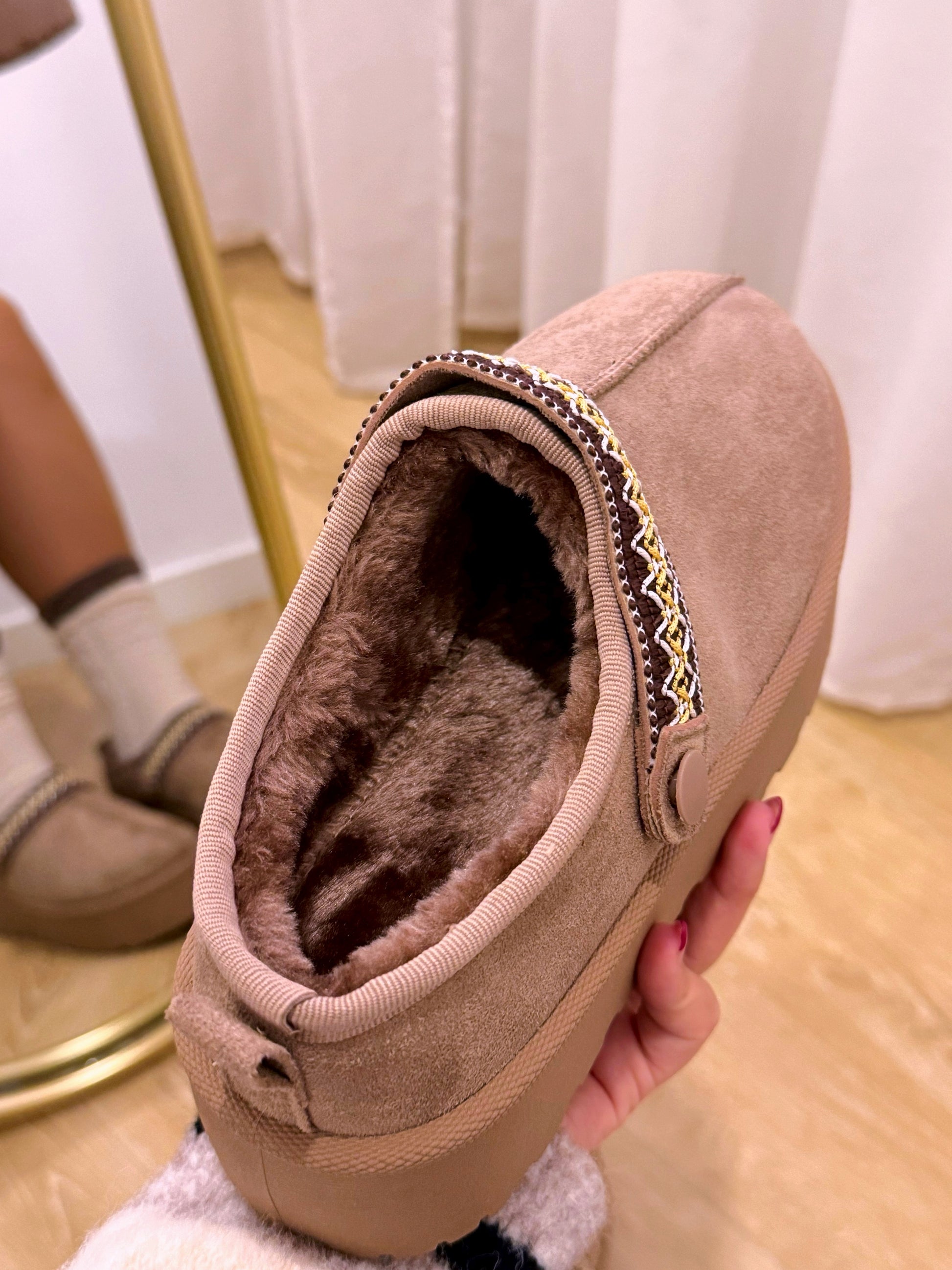 Pantufa com pelinho e fita bordada | Khaki