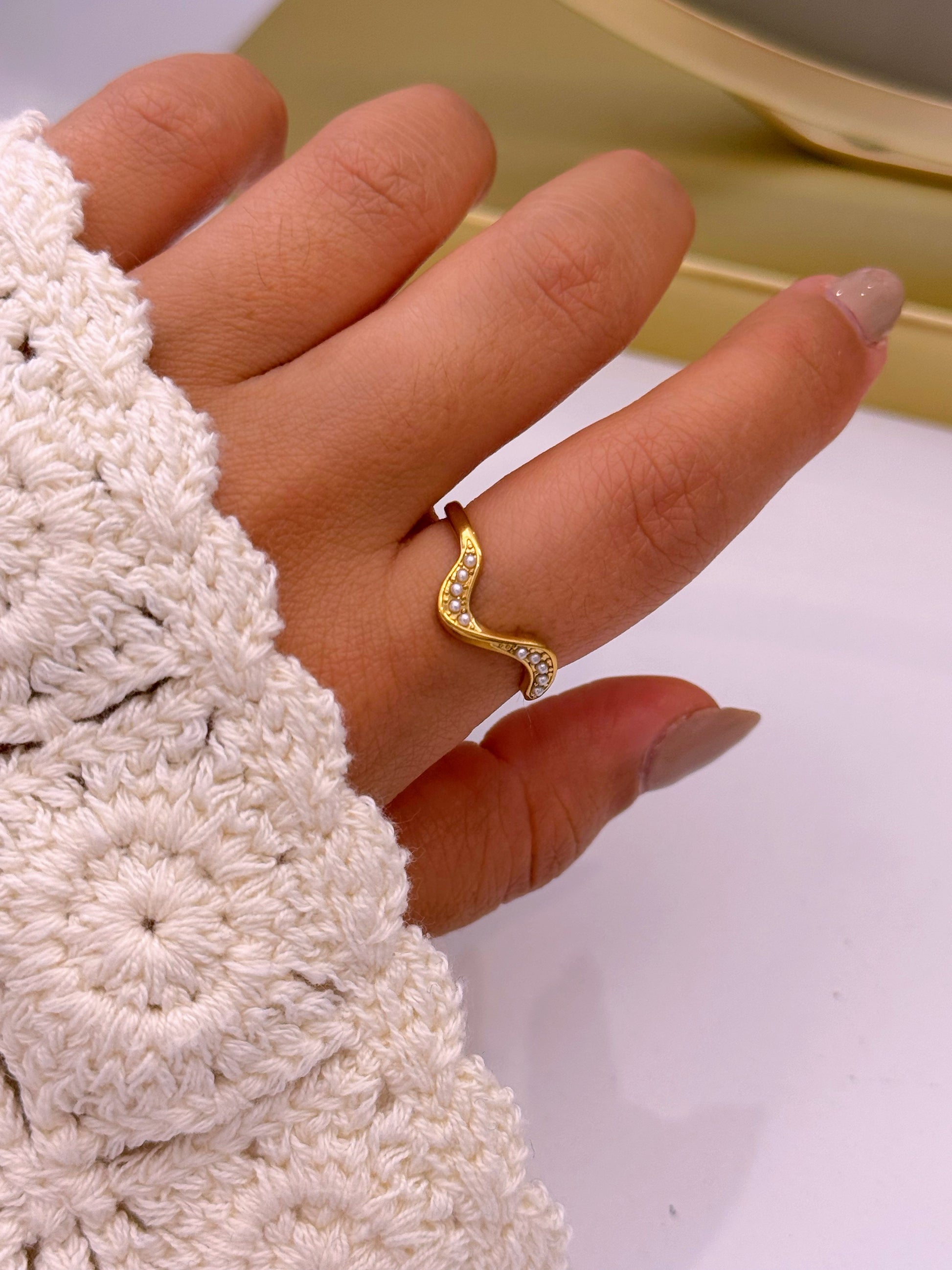 Anel ajustável efeito ondulado com pérolas | Dourado