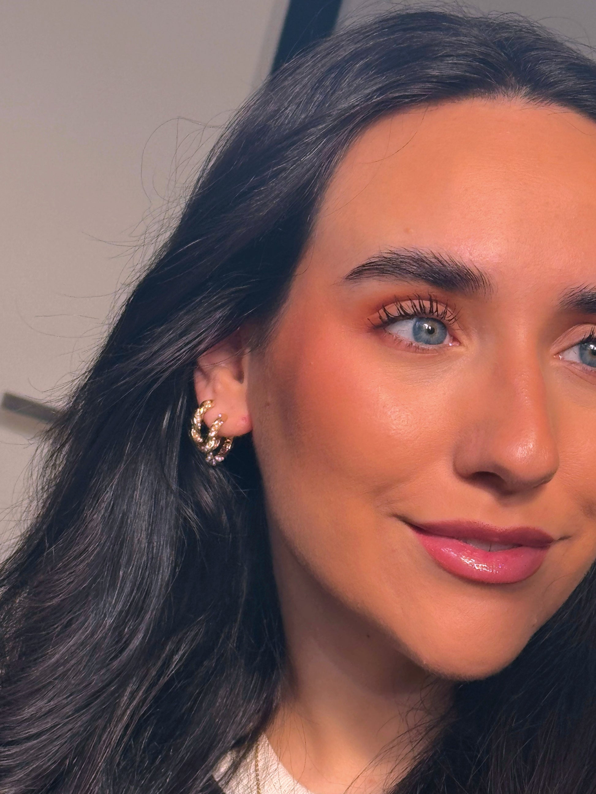 Argolas médias efeito torcido com pérolas | Dourado