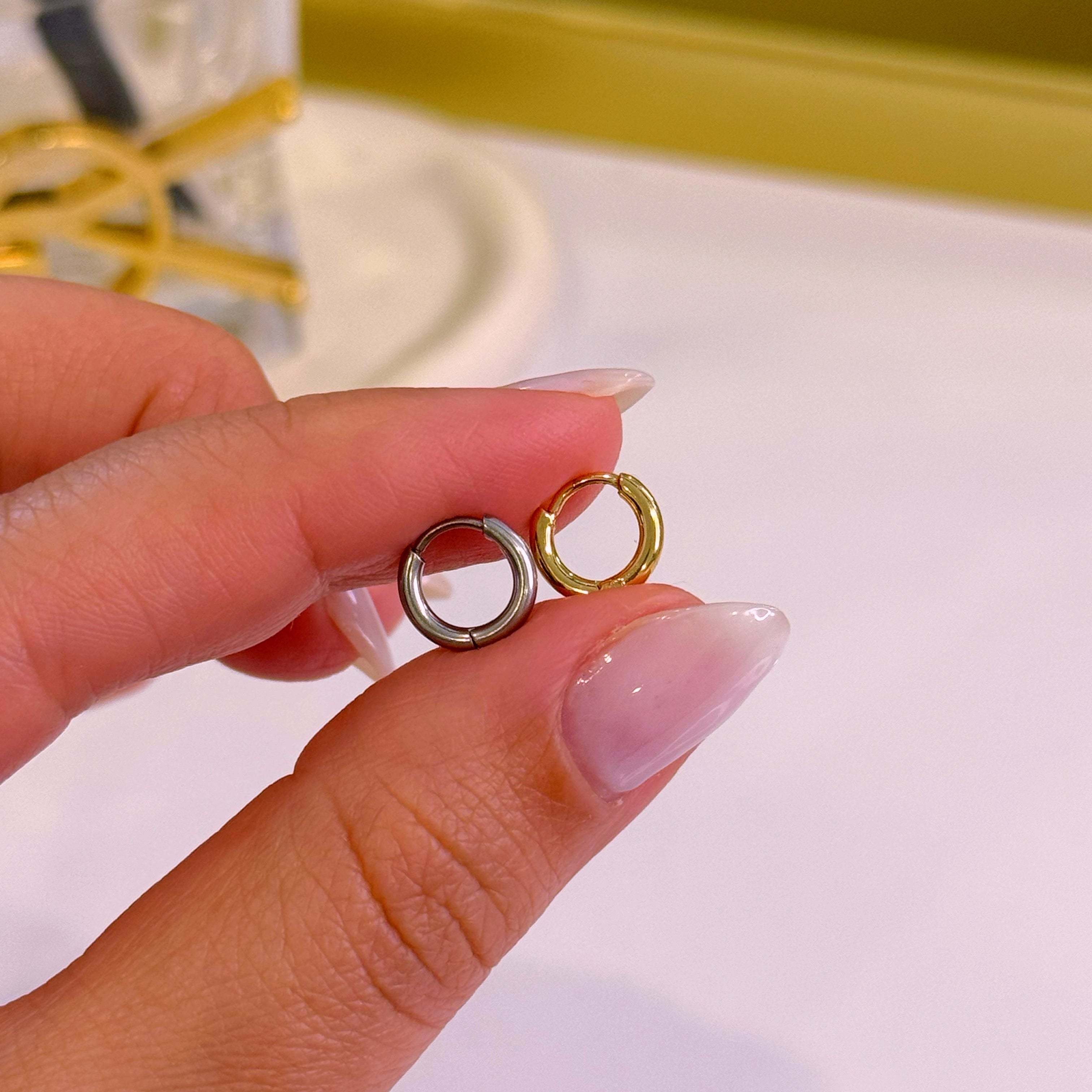 Mini argolinhas especiais 2º e 3º furo • lisas em aço inoxidável | 2 cores