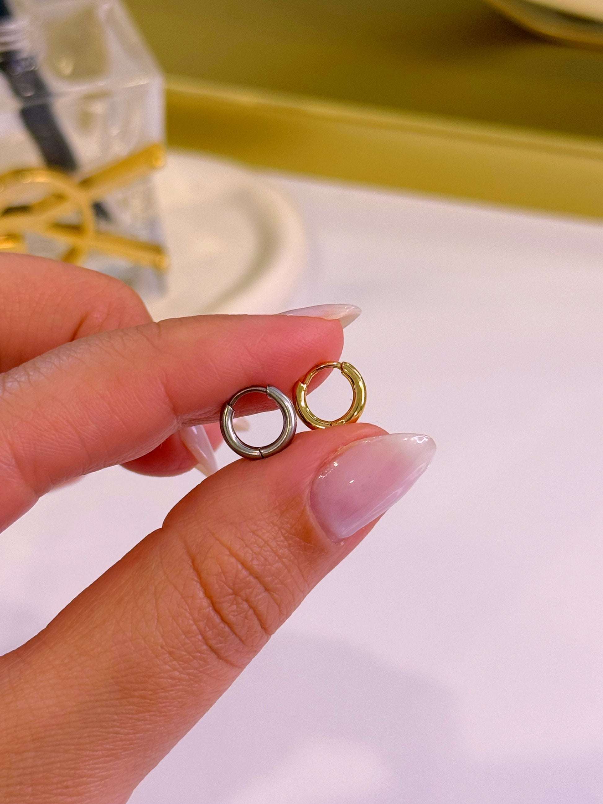 Mini argolinhas especiais 2º e 3º furo • lisas em aço inoxidável | 2 cores