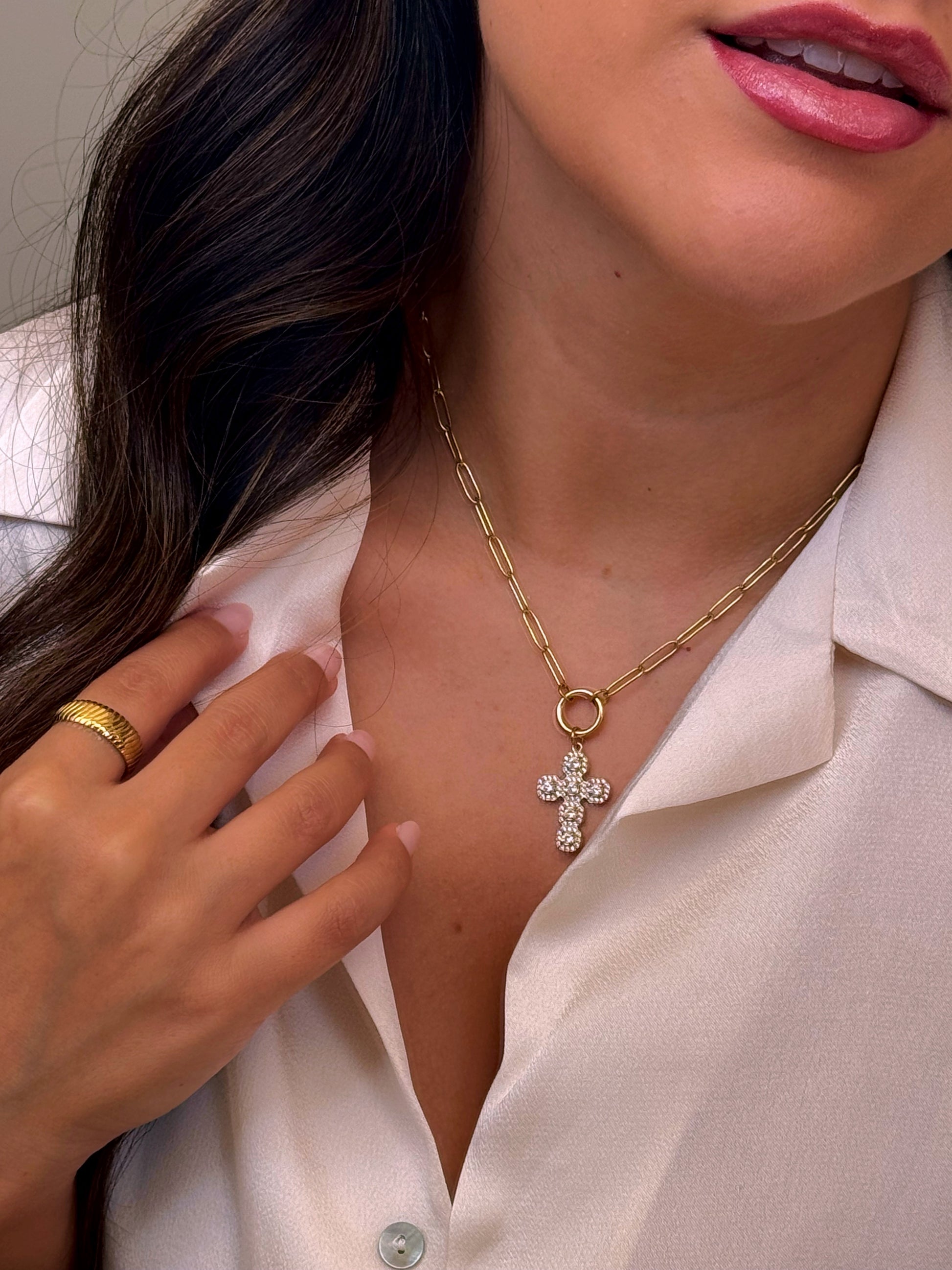 Colar malha corrente com cruz prenchida de brilhantes em pendente | Dourado