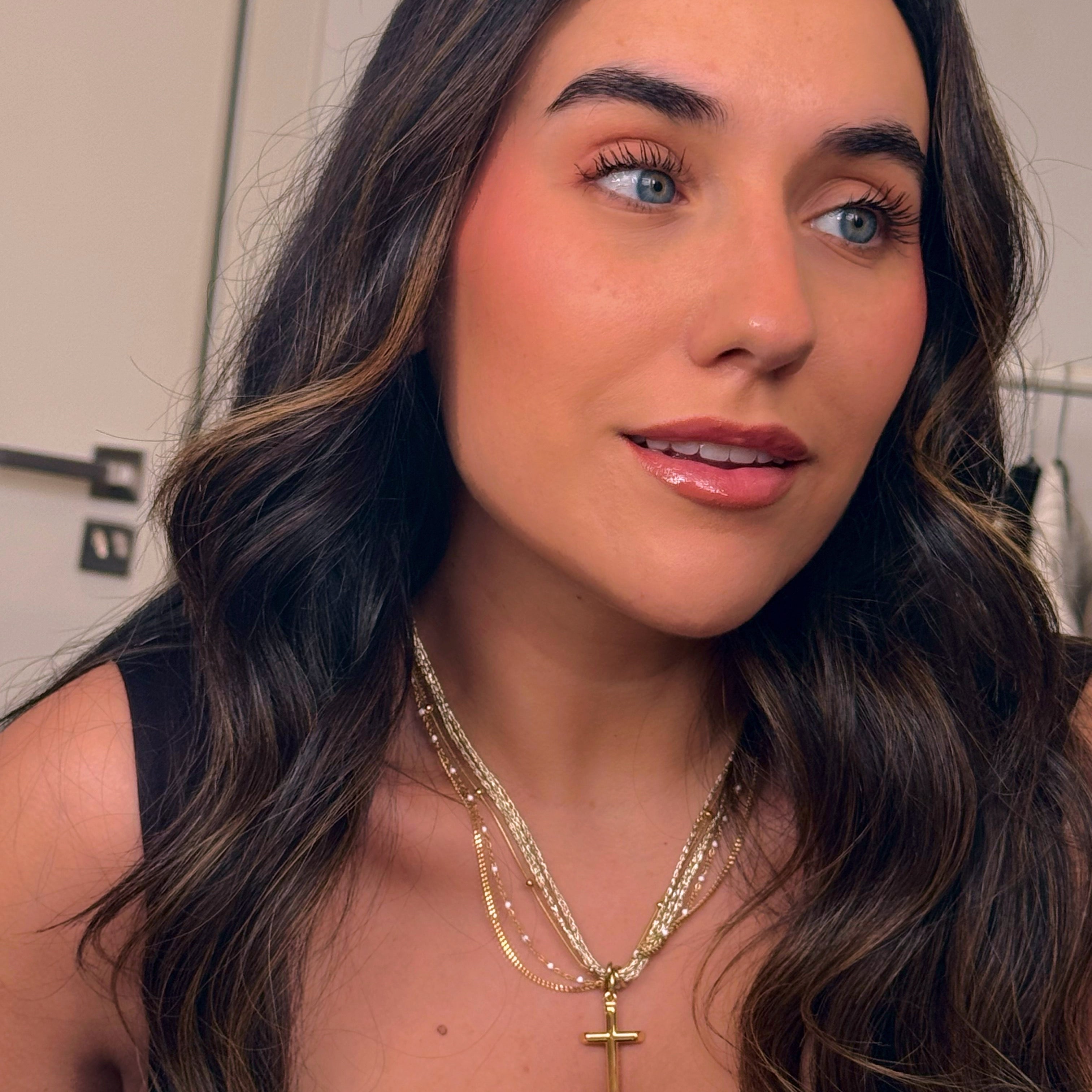 Colar multicamadas com mix de malhas e pendente cruz | Dourado
