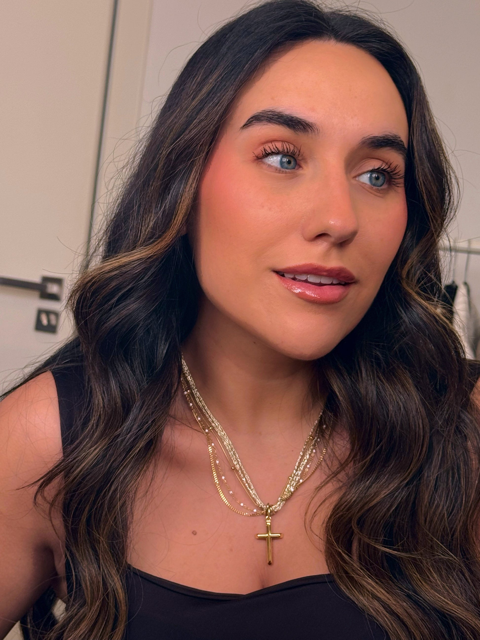 Colar multicamadas com mix de malhas e pendente cruz | Dourado
