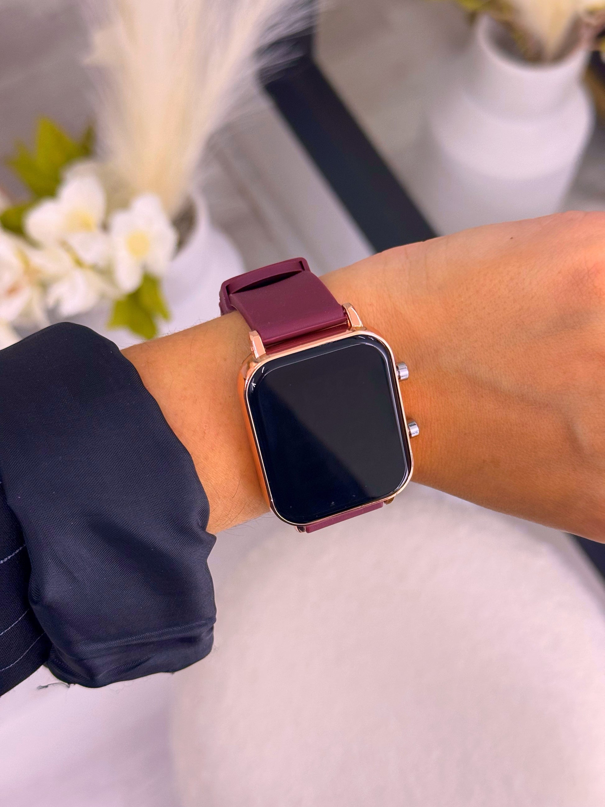Relógio digital retangular com bracelete silicone | Bordô