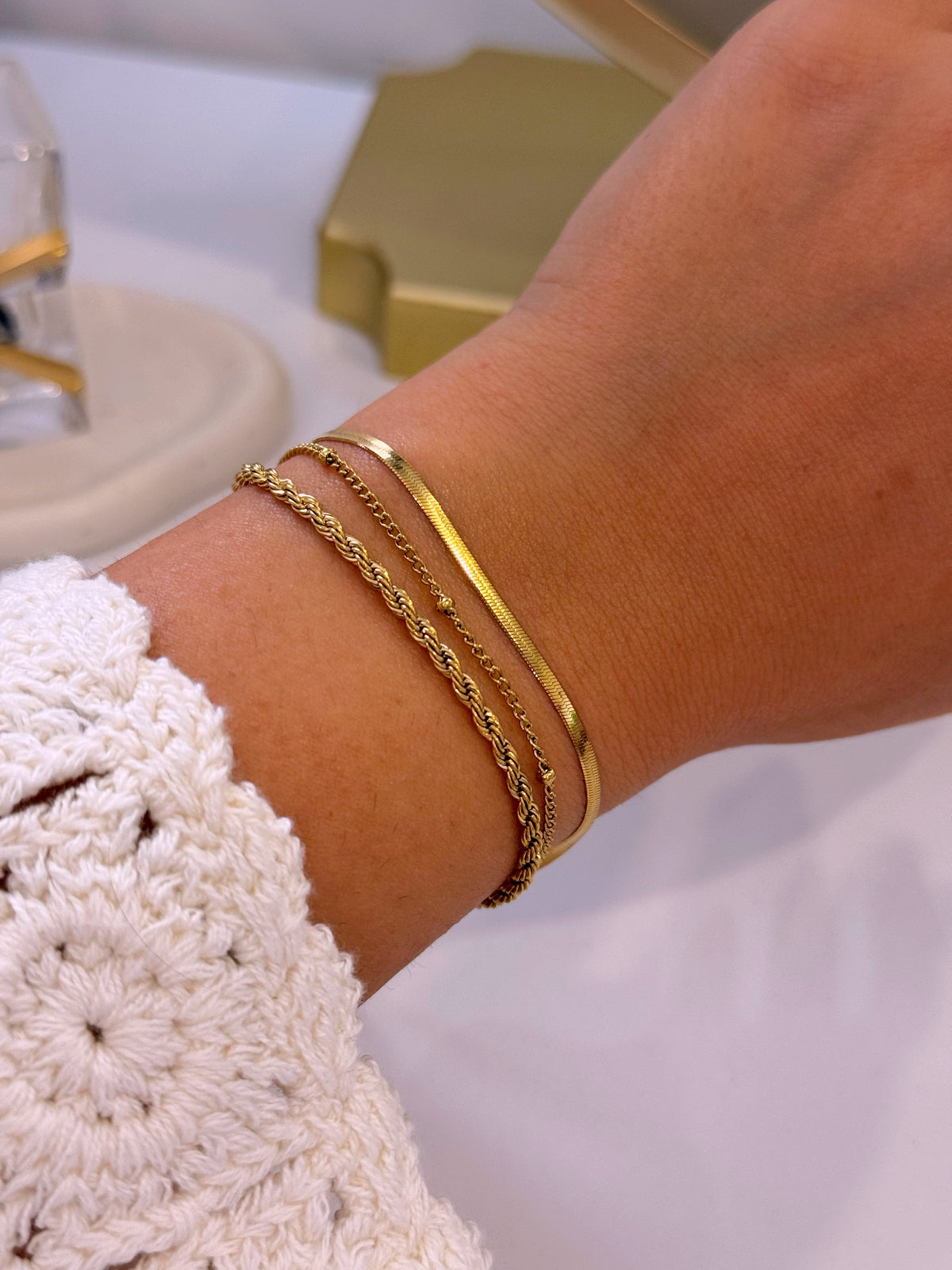 Pulseira efeito triplo malha achatada, malha fininha com bolinhas e malha torcida | Dourado