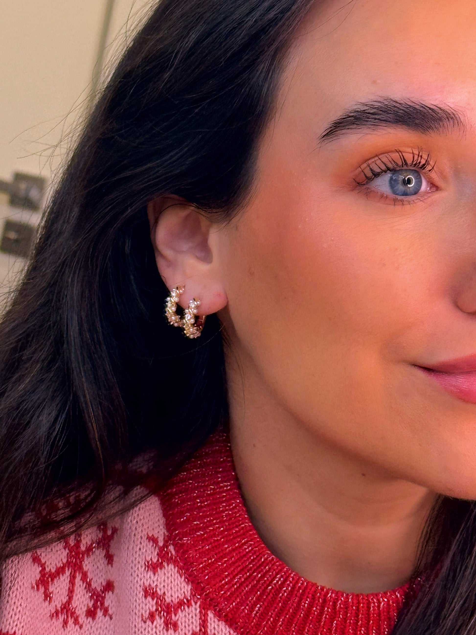 Argolas efeito torcido com pérolas e brilhantes | Dourado