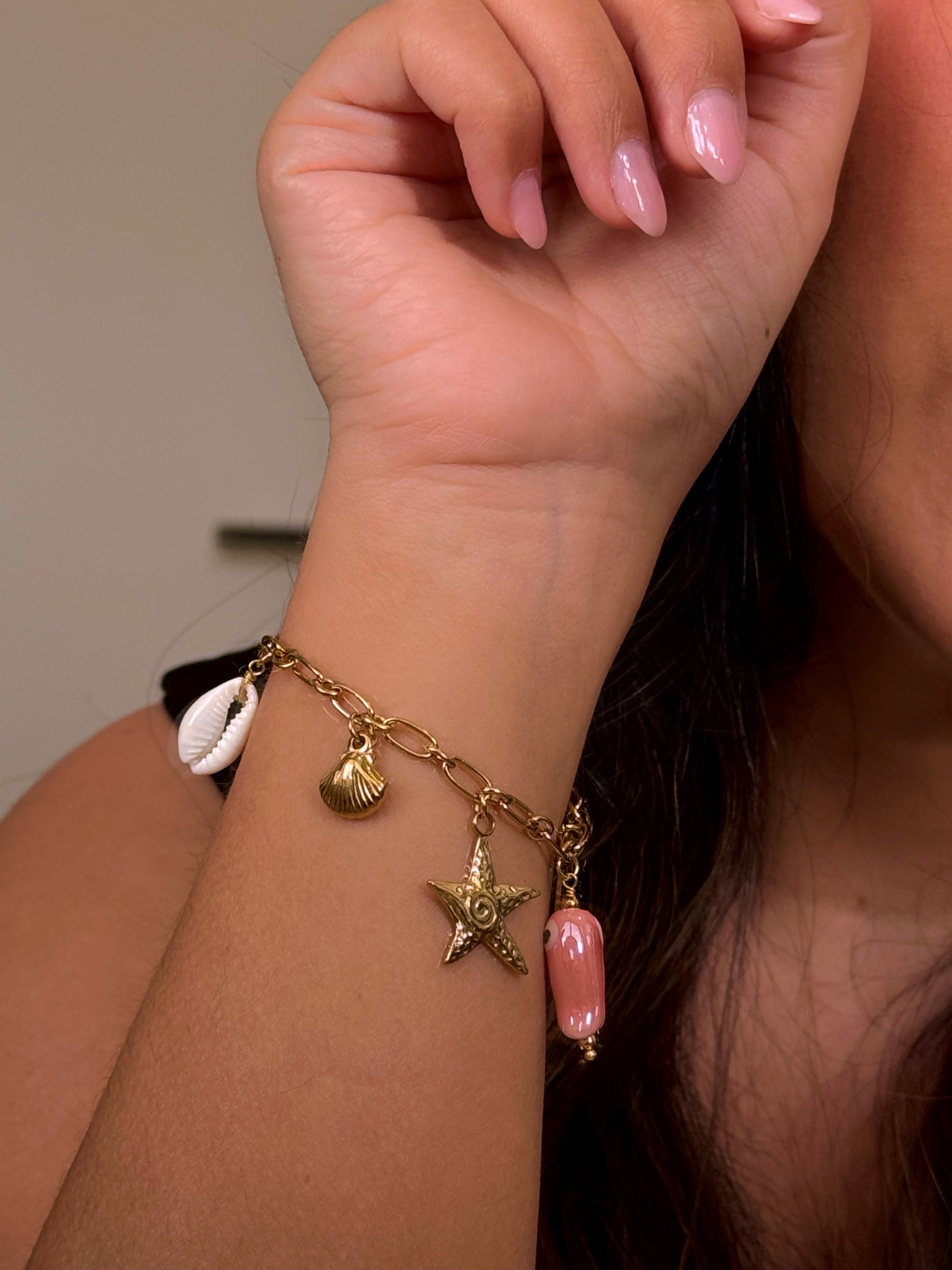 𝐄𝐝𝐢𝐜̧𝐚̃𝐨 𝐋𝐢𝐦𝐢𝐭𝐚𝐝𝐚 𝐕𝐞𝐫𝐚̃𝐨 🐚 Pulseira corrente com peixe rosinha e vários pendentes | Dourado