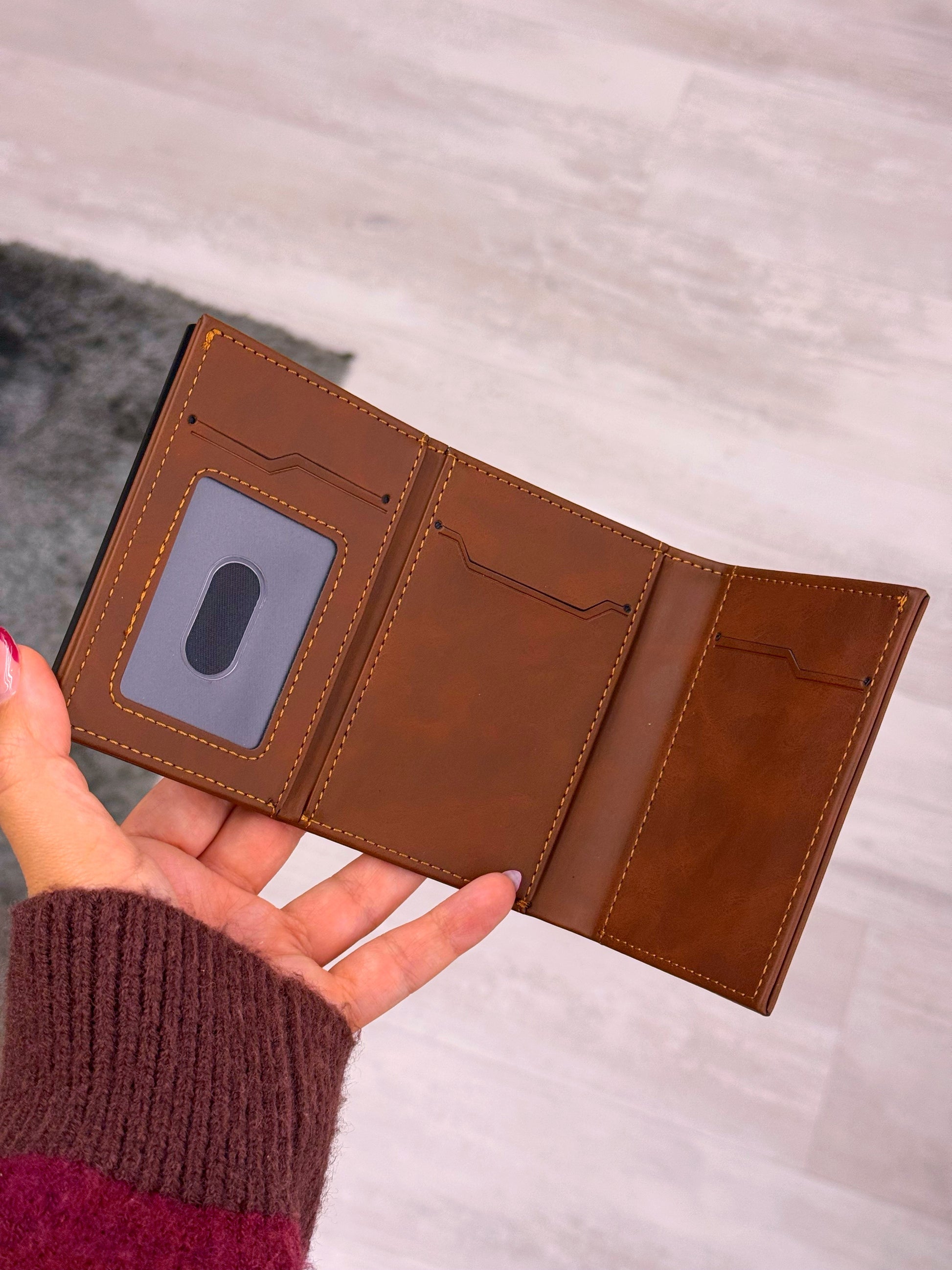 Porta cartões com fecho e aba extra para notas  | Castanho escuro