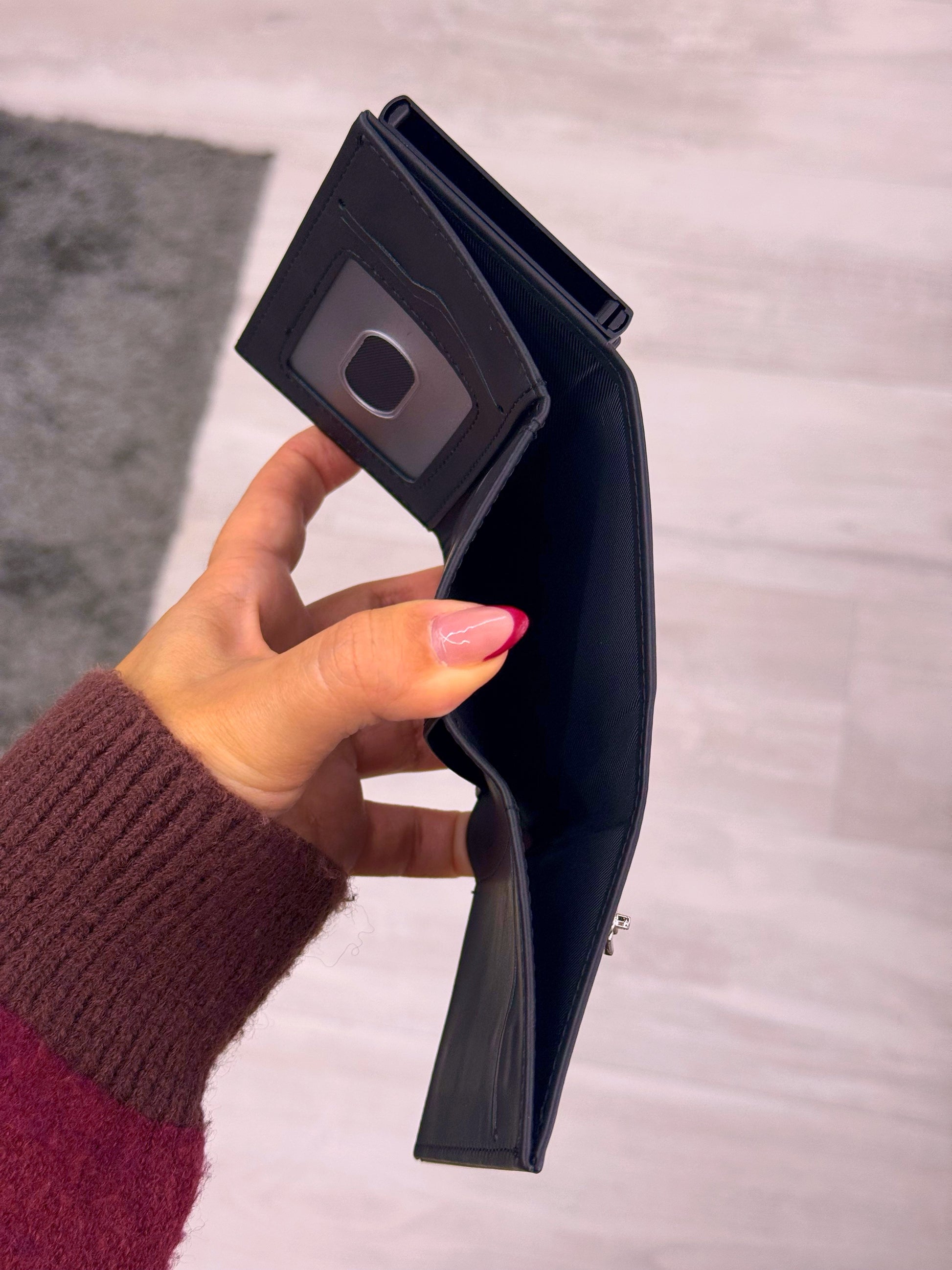Porta cartões com fecho e aba extra para notas  | Preto