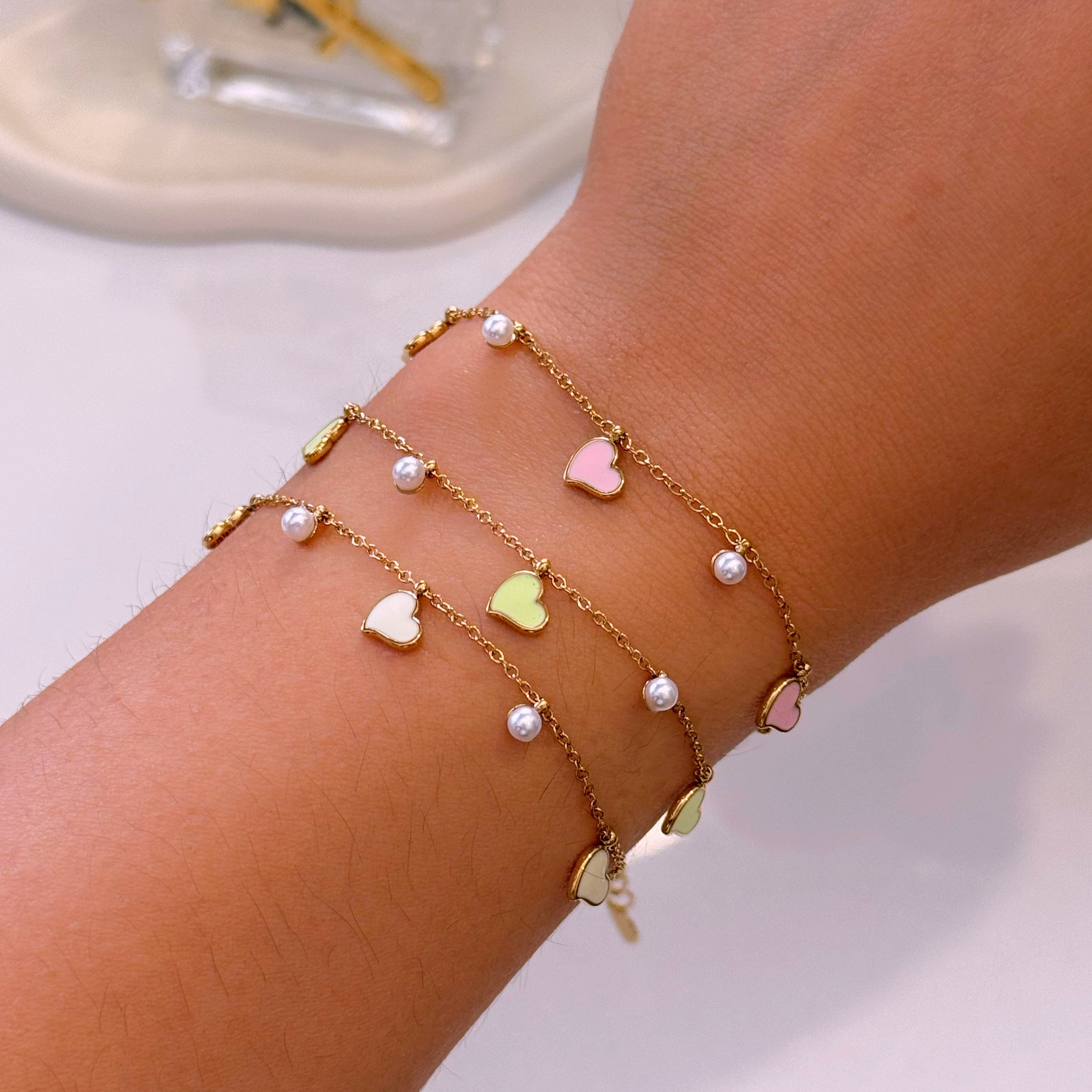 Pulseira delicada • corações em esmalte mini pérolas | 3 Cores
