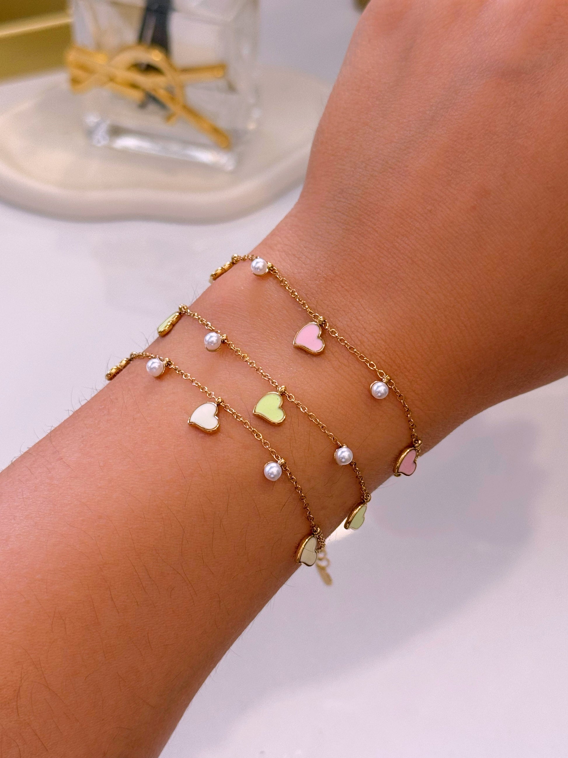 Pulseira delicada • corações em esmalte mini pérolas | 3 Cores