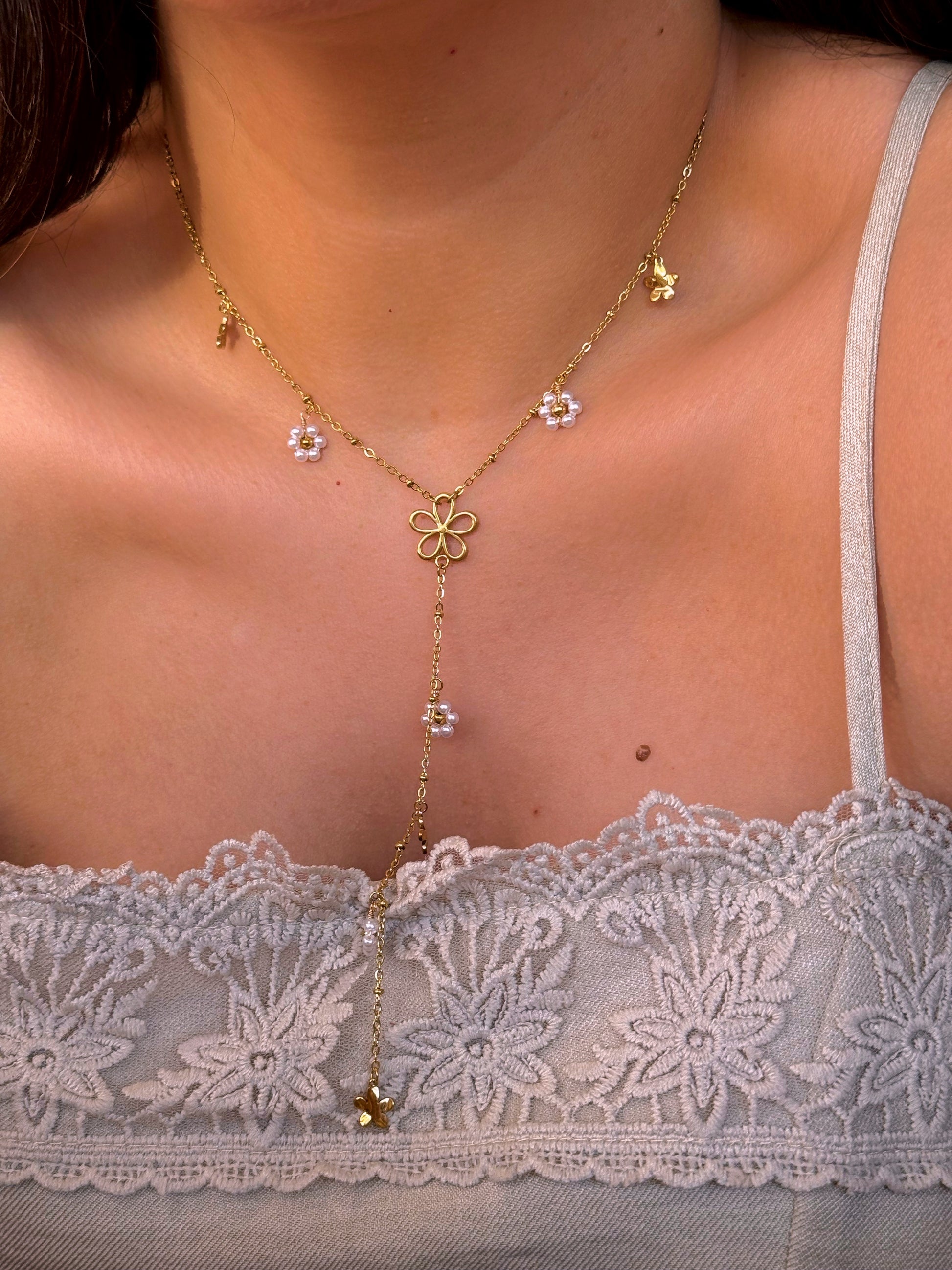 Colar com flores e pendente | Dourado