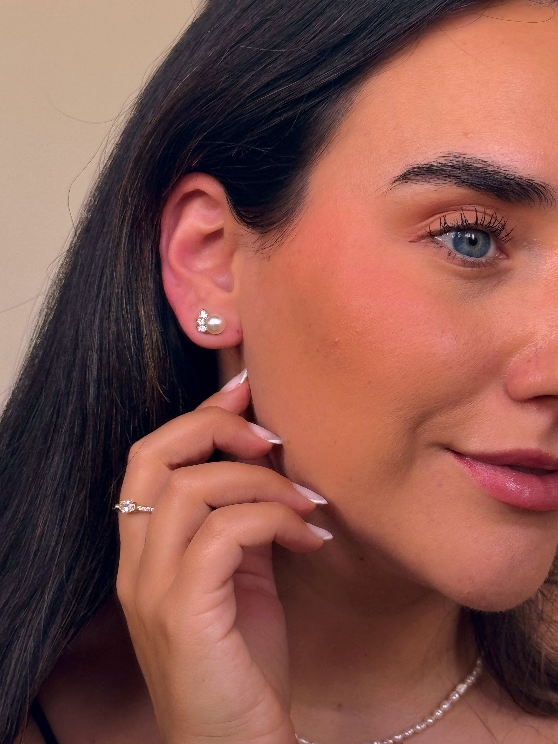 Mini brincos elegantes com brilhantes e pérola | Dourado