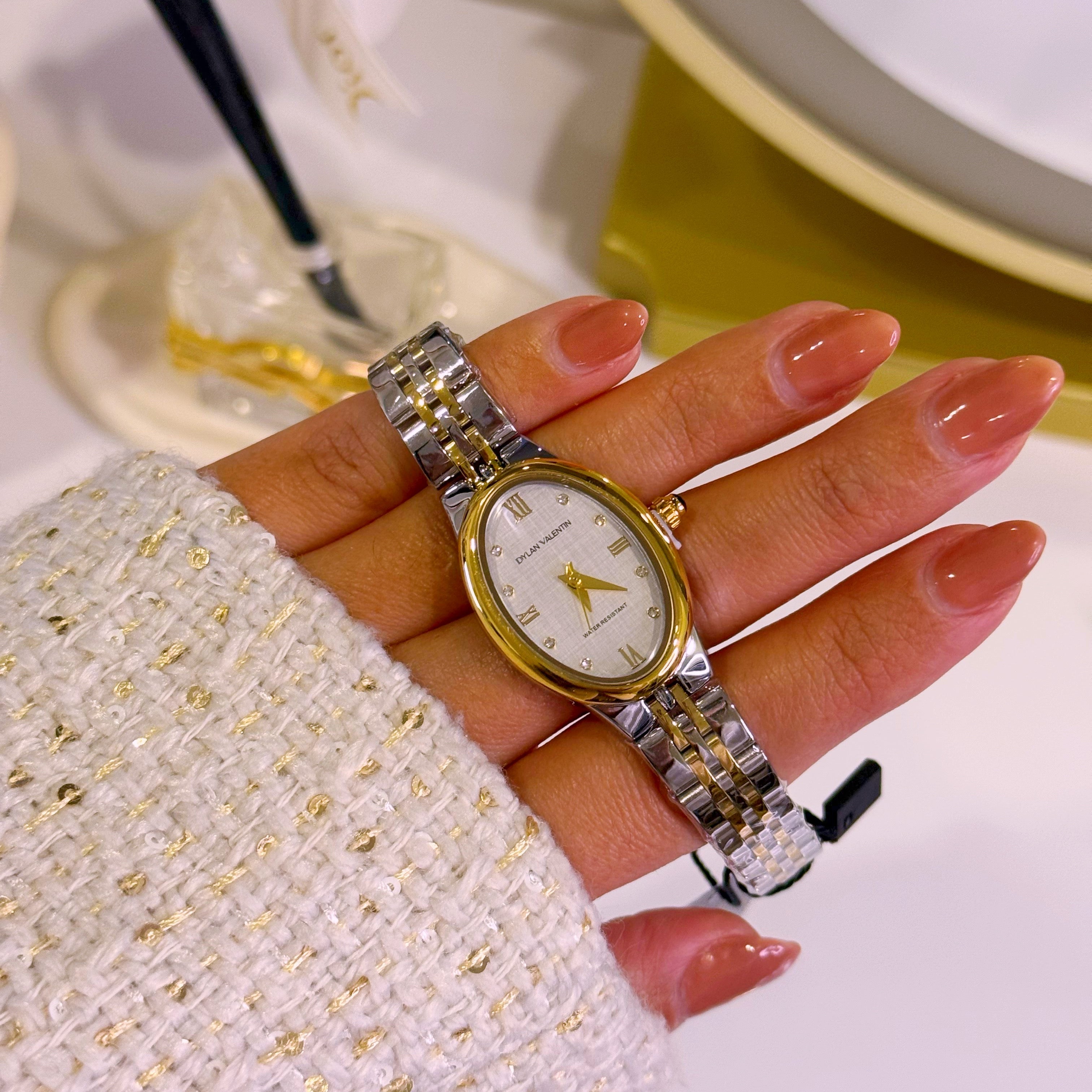 Relógio analógico mostrador oval • prateado e dourado | Fundo Branco