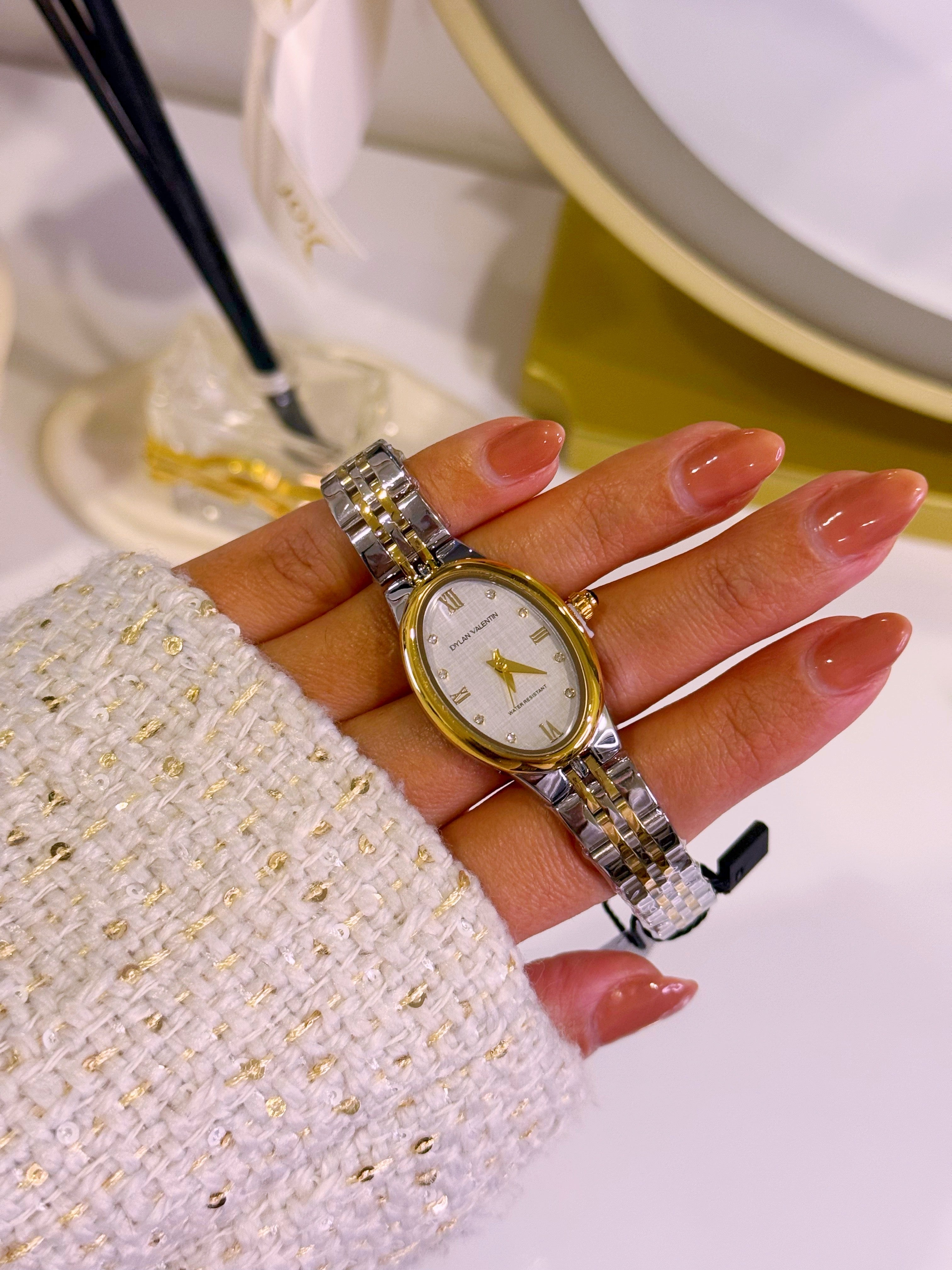 Relógio analógico mostrador oval • prateado e dourado | Fundo Branco