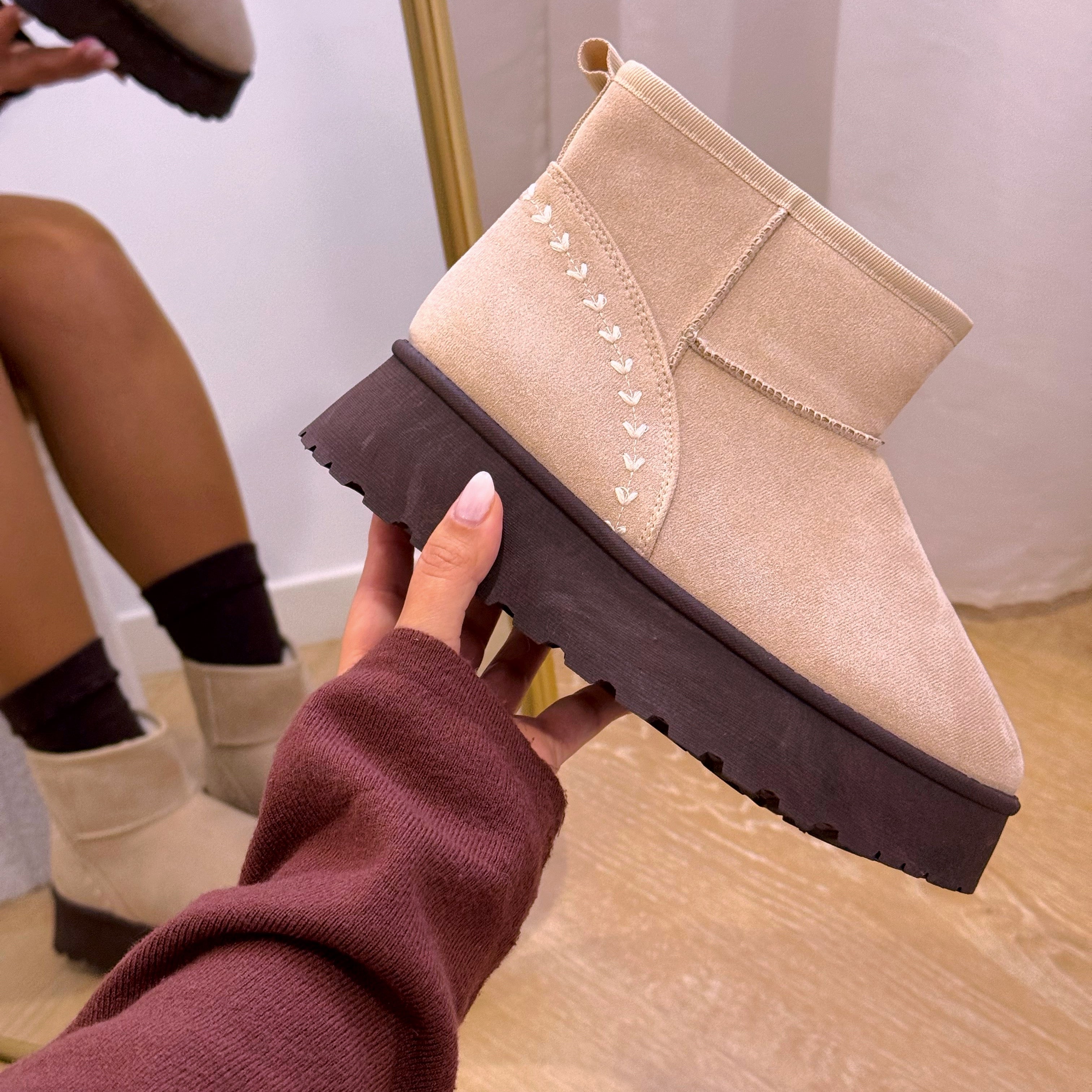 Bota pantufa com pelinho e detalhe bordado | Bege