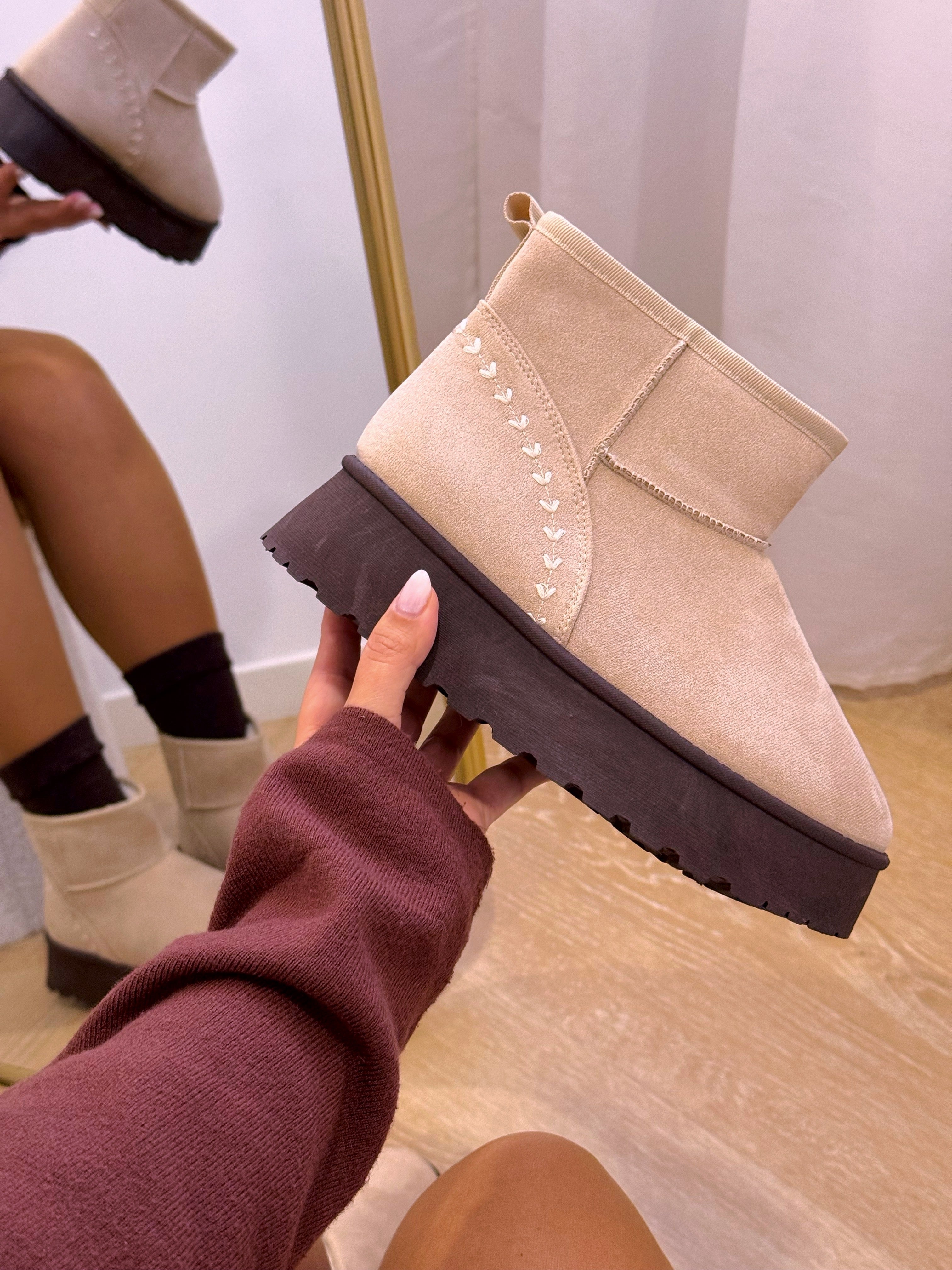 Bota pantufa com pelinho e detalhe bordado | Bege