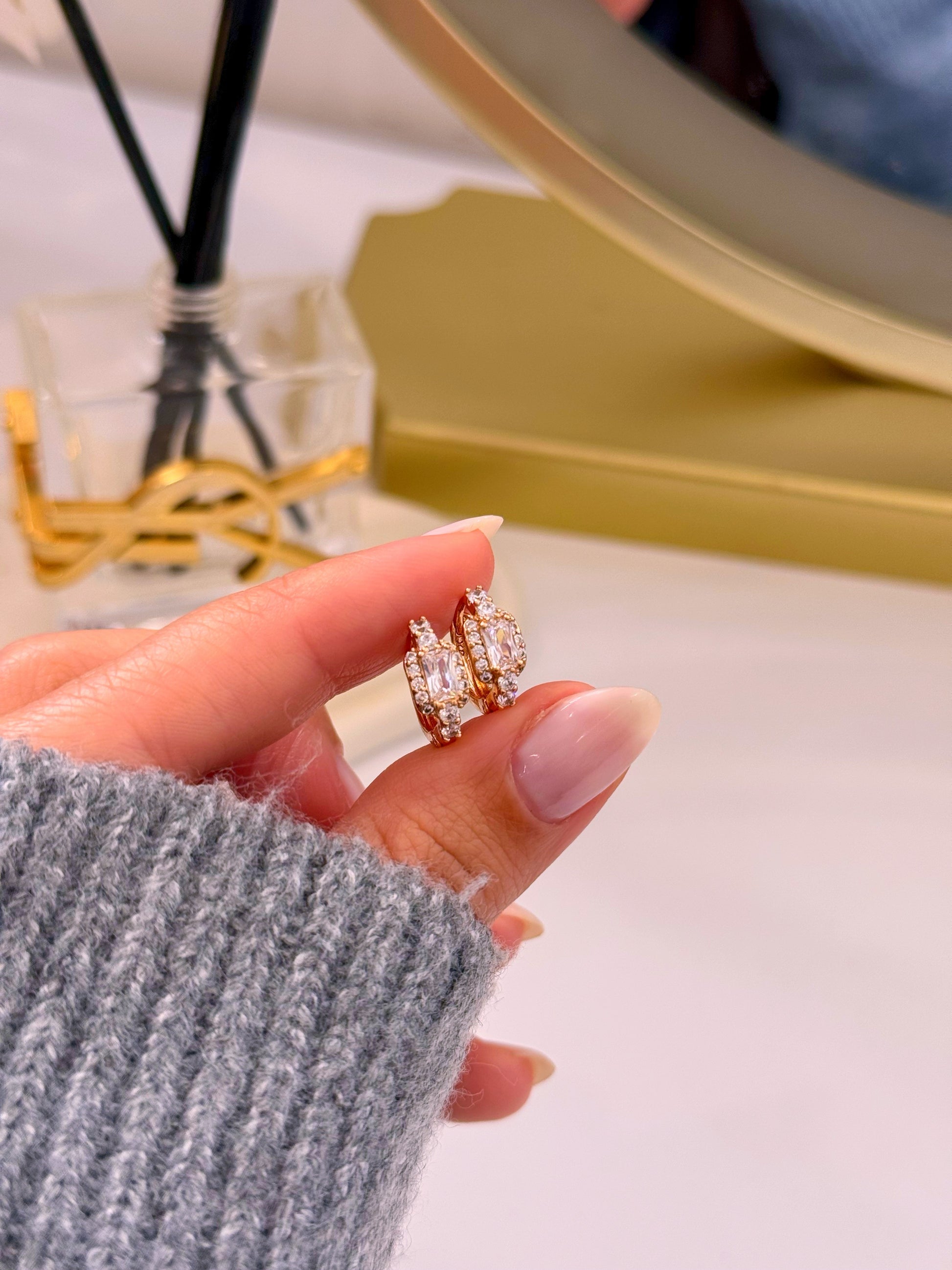 Argolinhas com brilhantes e pedra retangular | Rose Gold