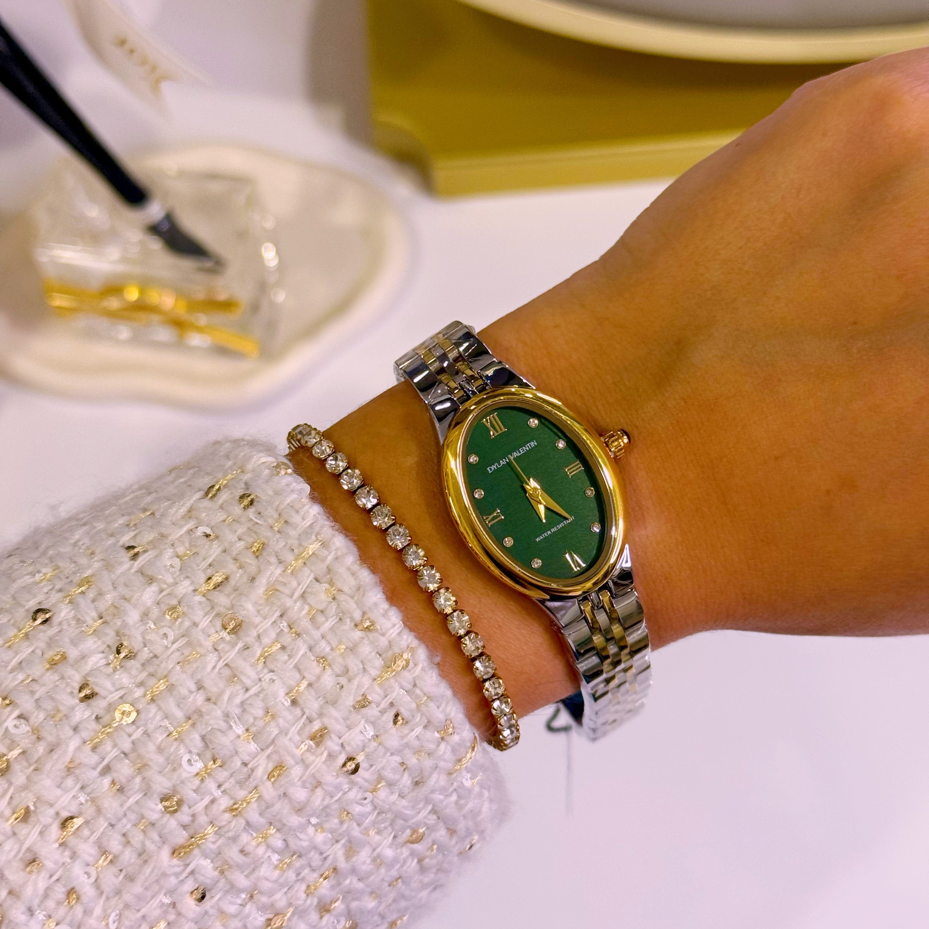 Relógio analógico mostrador oval • prateado e dourado | Fundo Verde