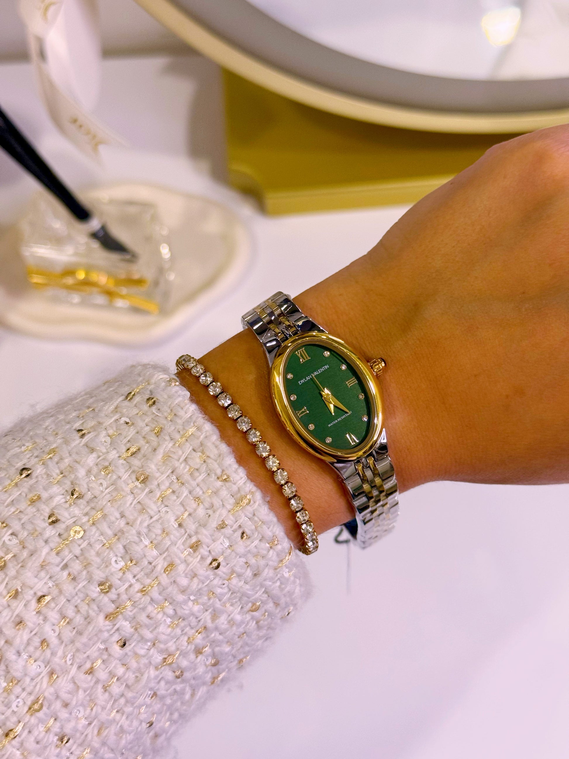 Relógio analógico mostrador oval • prateado e dourado | Fundo Verde