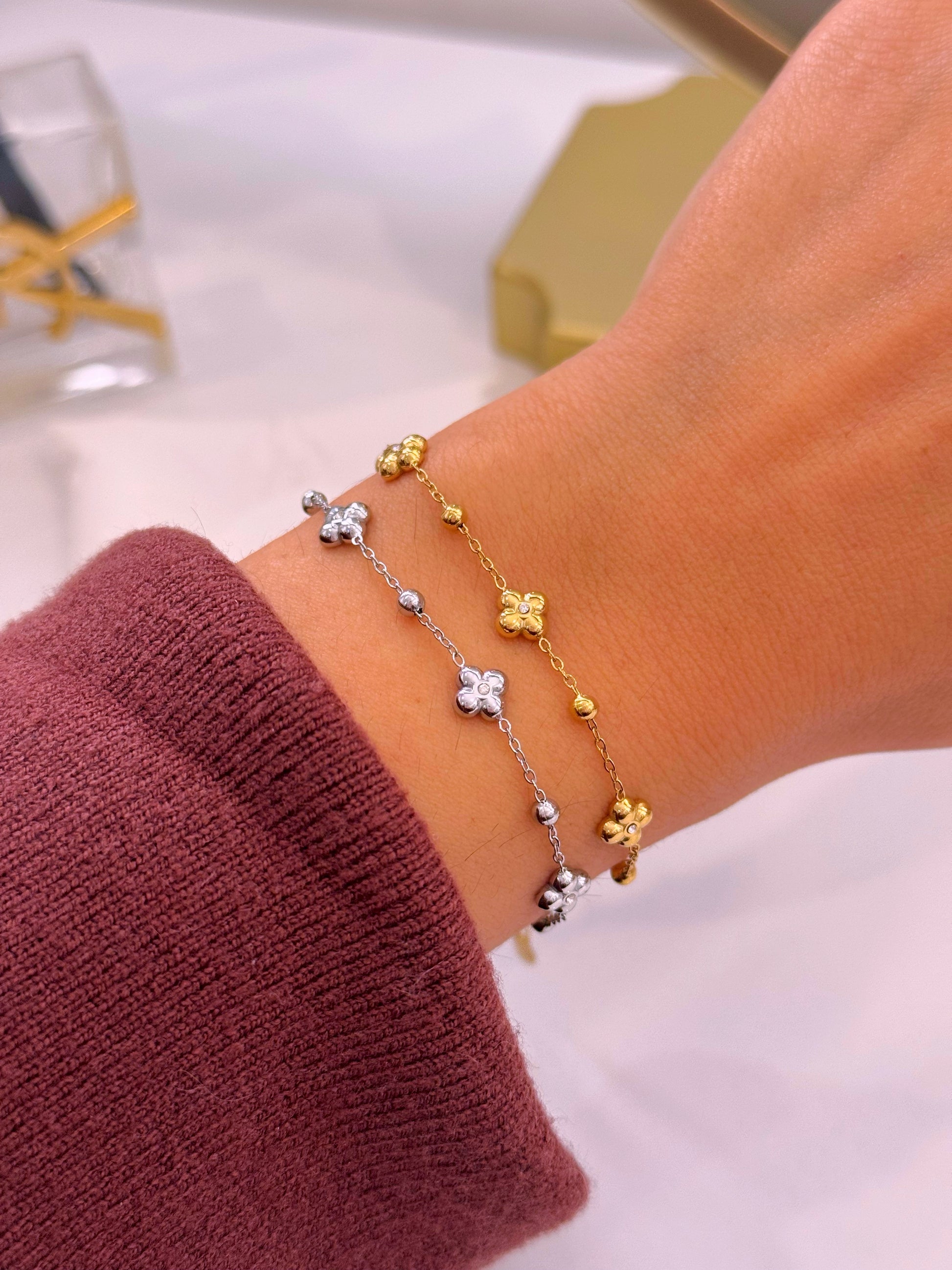 Pulseira com mini flores com brilhantes e bolinhas | 2 Cores