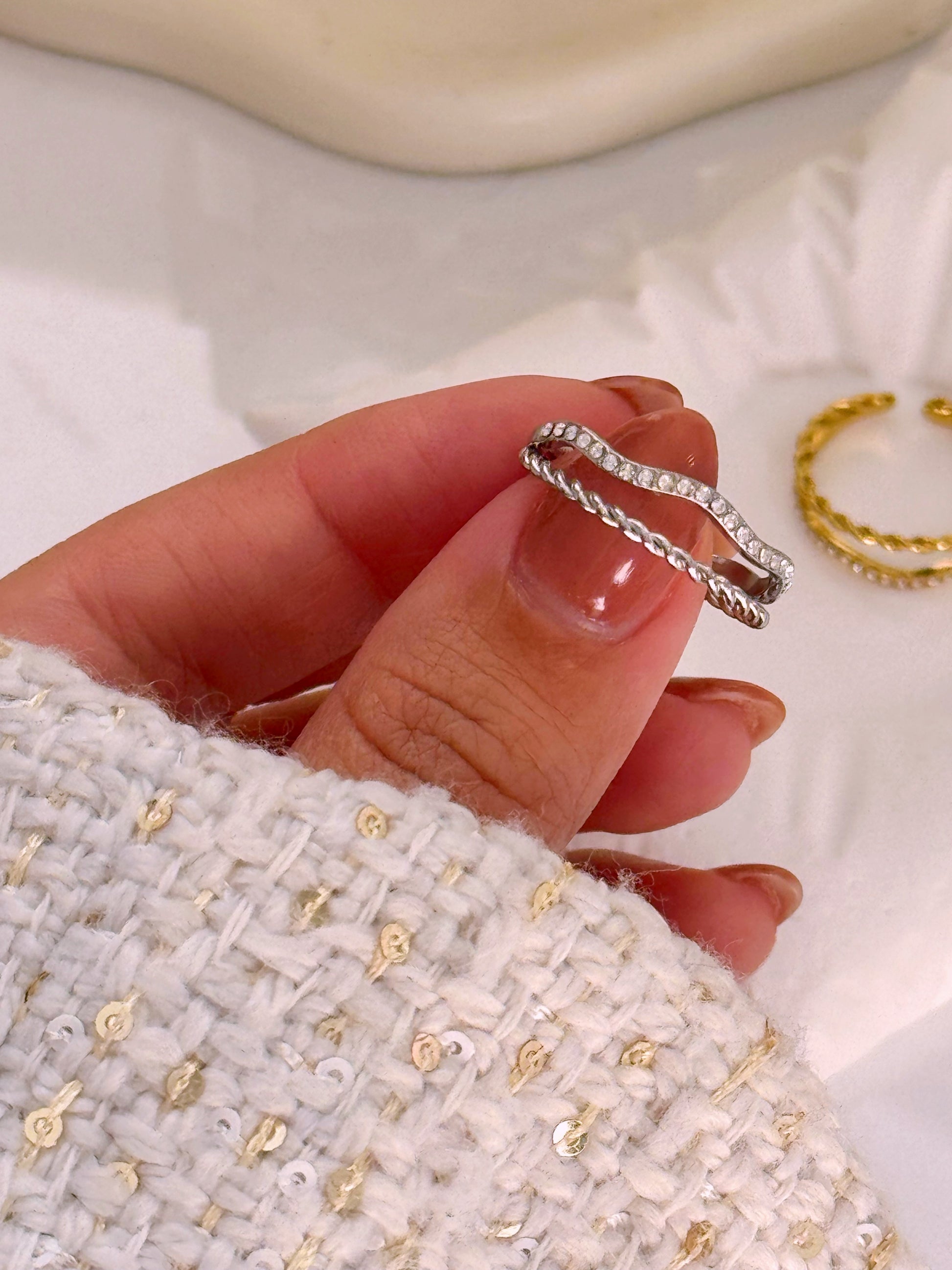 Anel ajustável duplo com efeito torcido e brilhantes | 2 cores