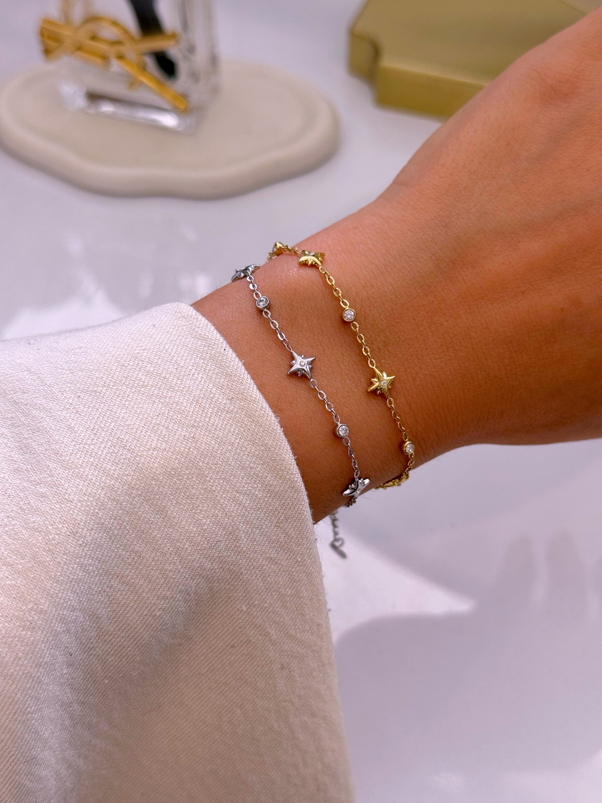 Pulseira delicada com mini estrelinhas e brilhantes  | 2 cores