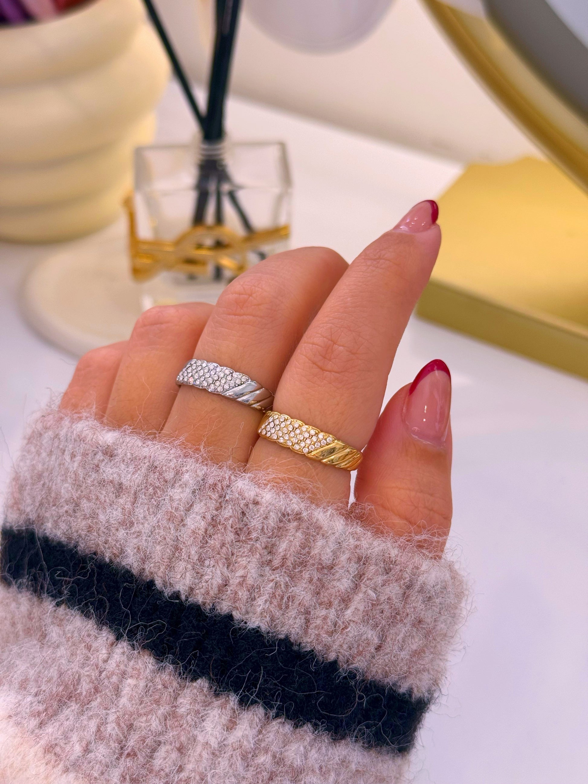 Anel ajustável com texturas e brilhantes | 2 Cores