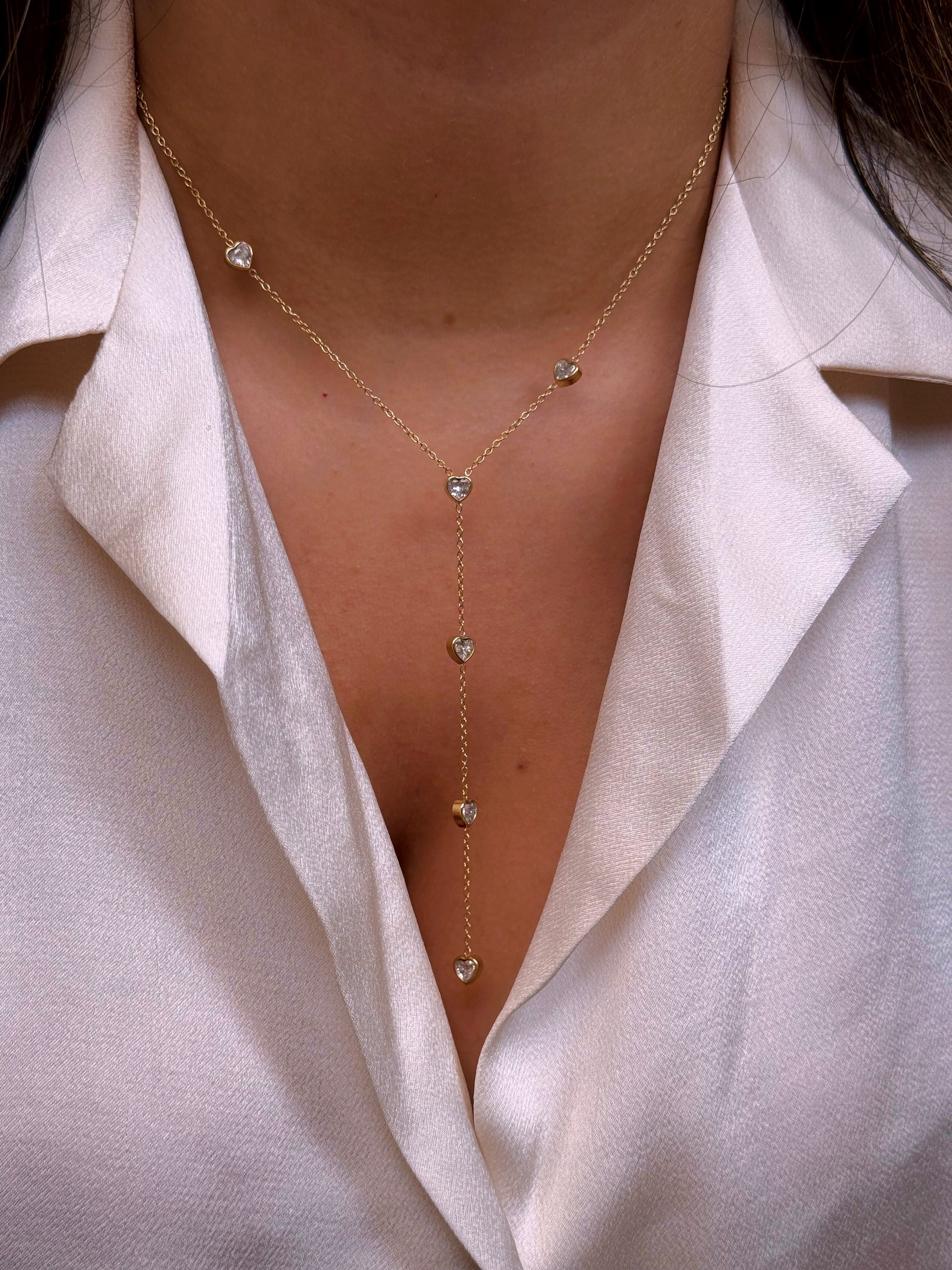 Colar delicado com corações em brilhante e pendente | Dourado
