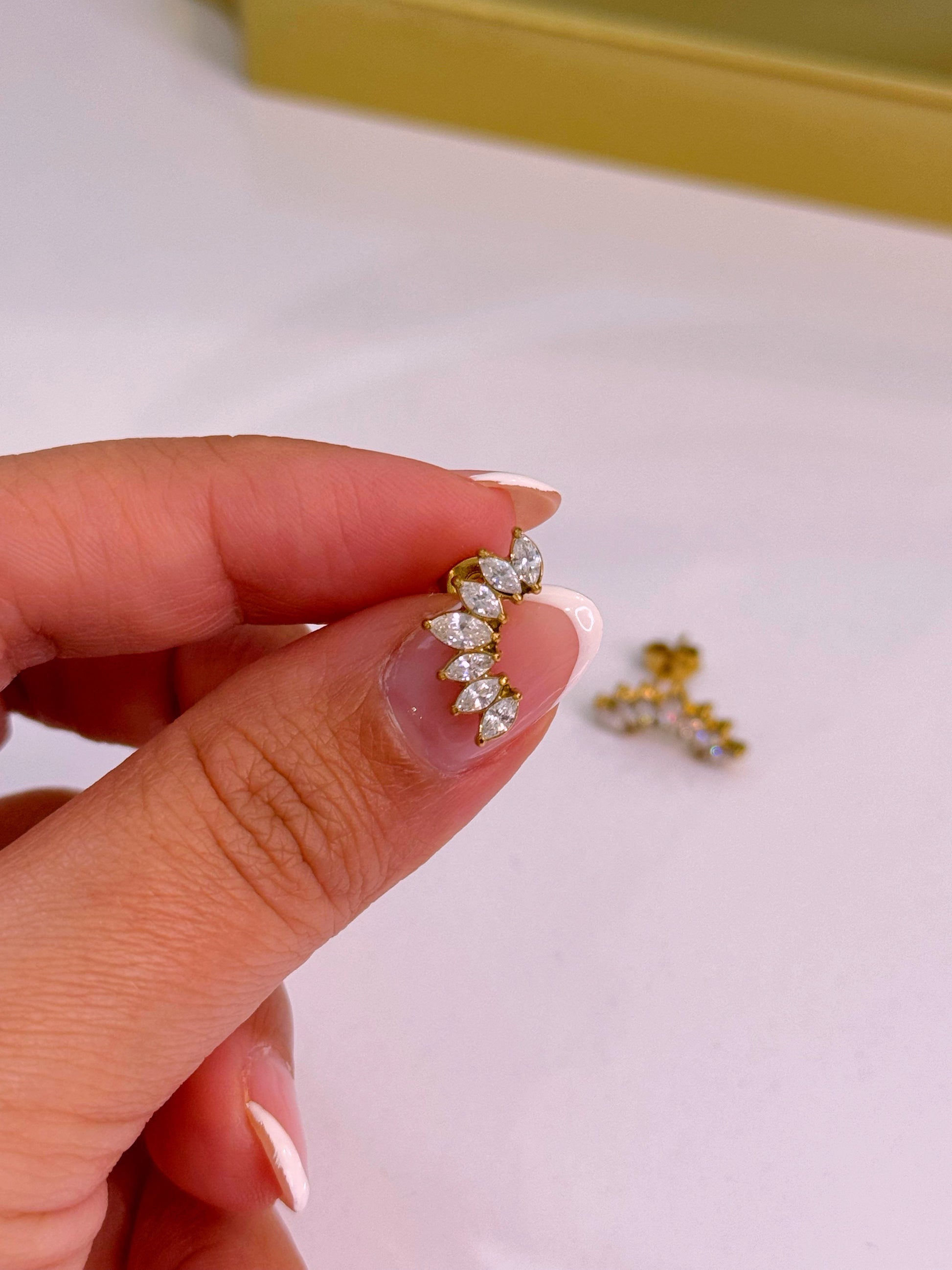 Brincos delicados em contorno de brilhantes | Dourado