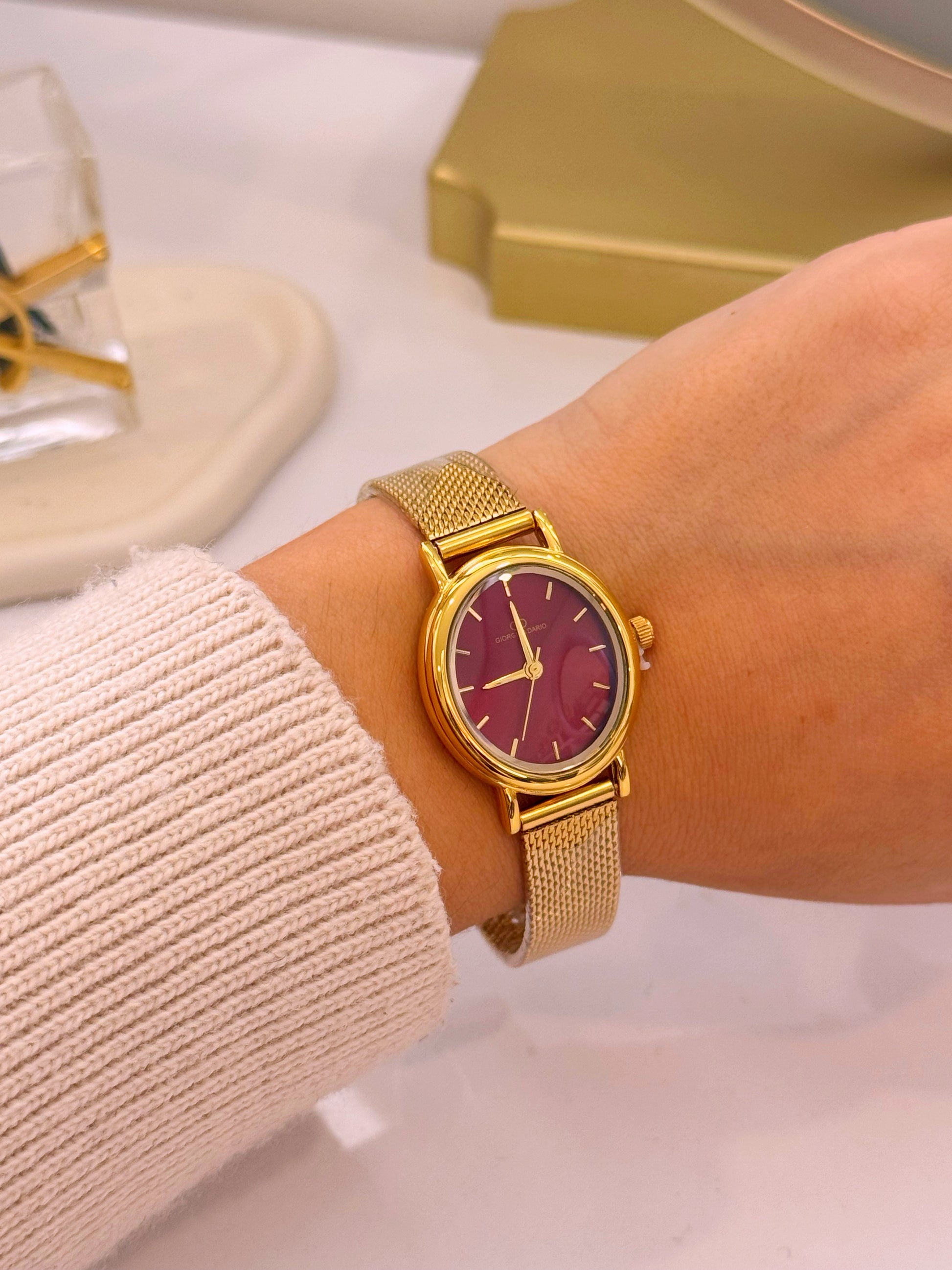 Relógio analógico com mostrador redondo | Bordô