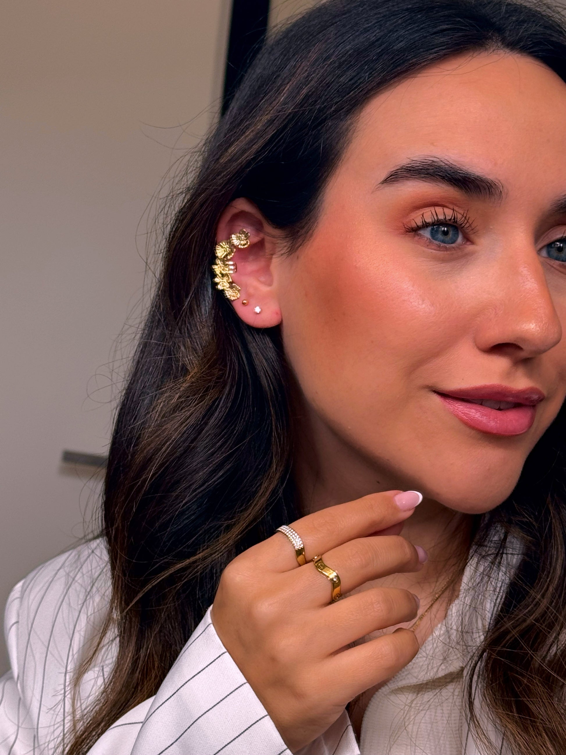 Earcuff ajustável • efeito flores com relevos | Dourado - aço inoxidável