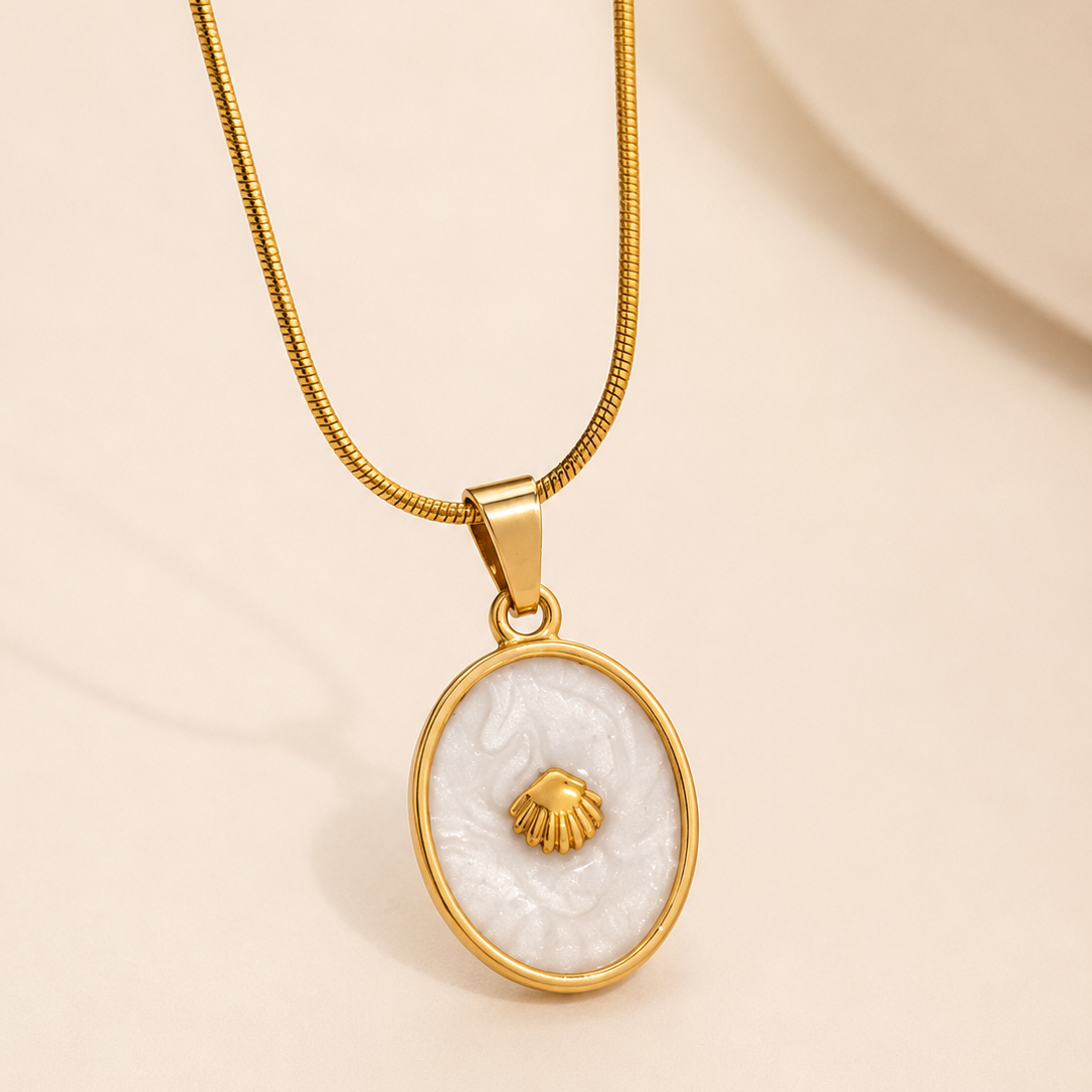 Colar malha redonda com medalha madre pérola e mini conchinha | Dourado