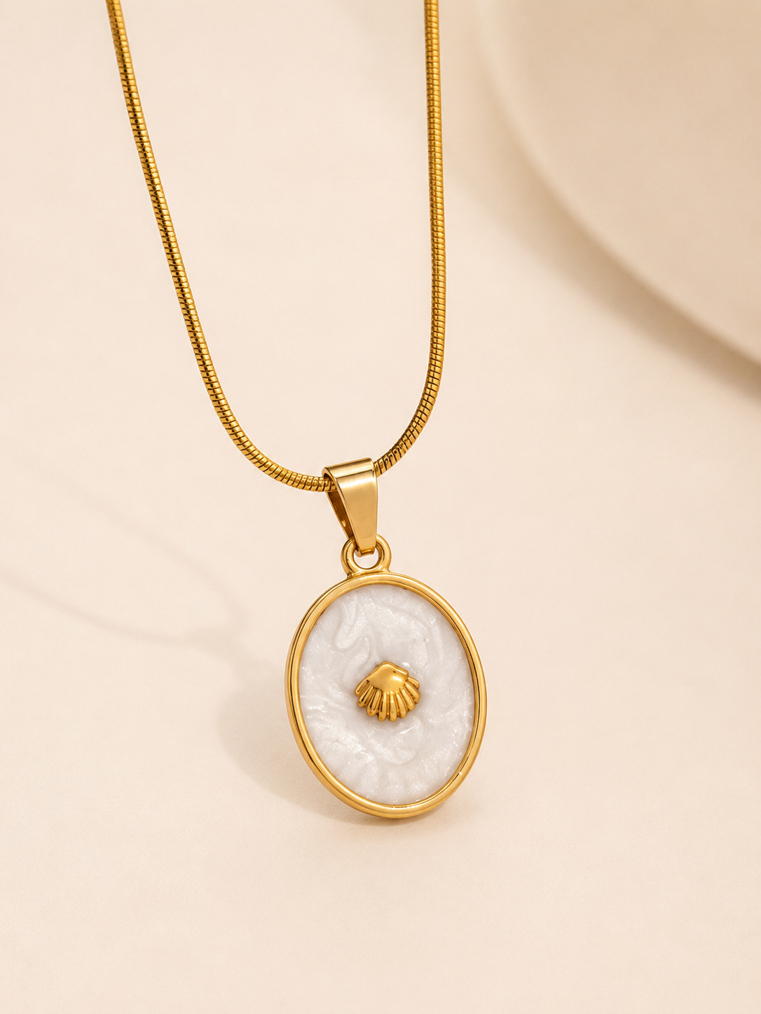 Colar malha redonda com medalha madre pérola e mini conchinha | Dourado