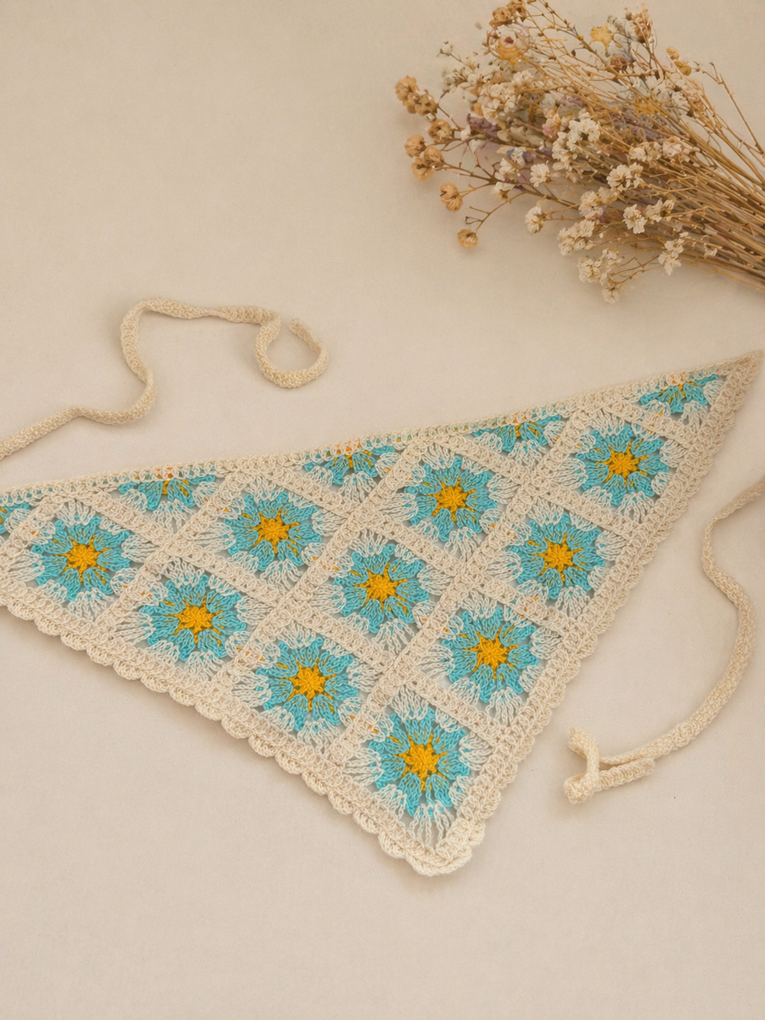 Bandana multifuncional em croché | Bege com Flores Azuis