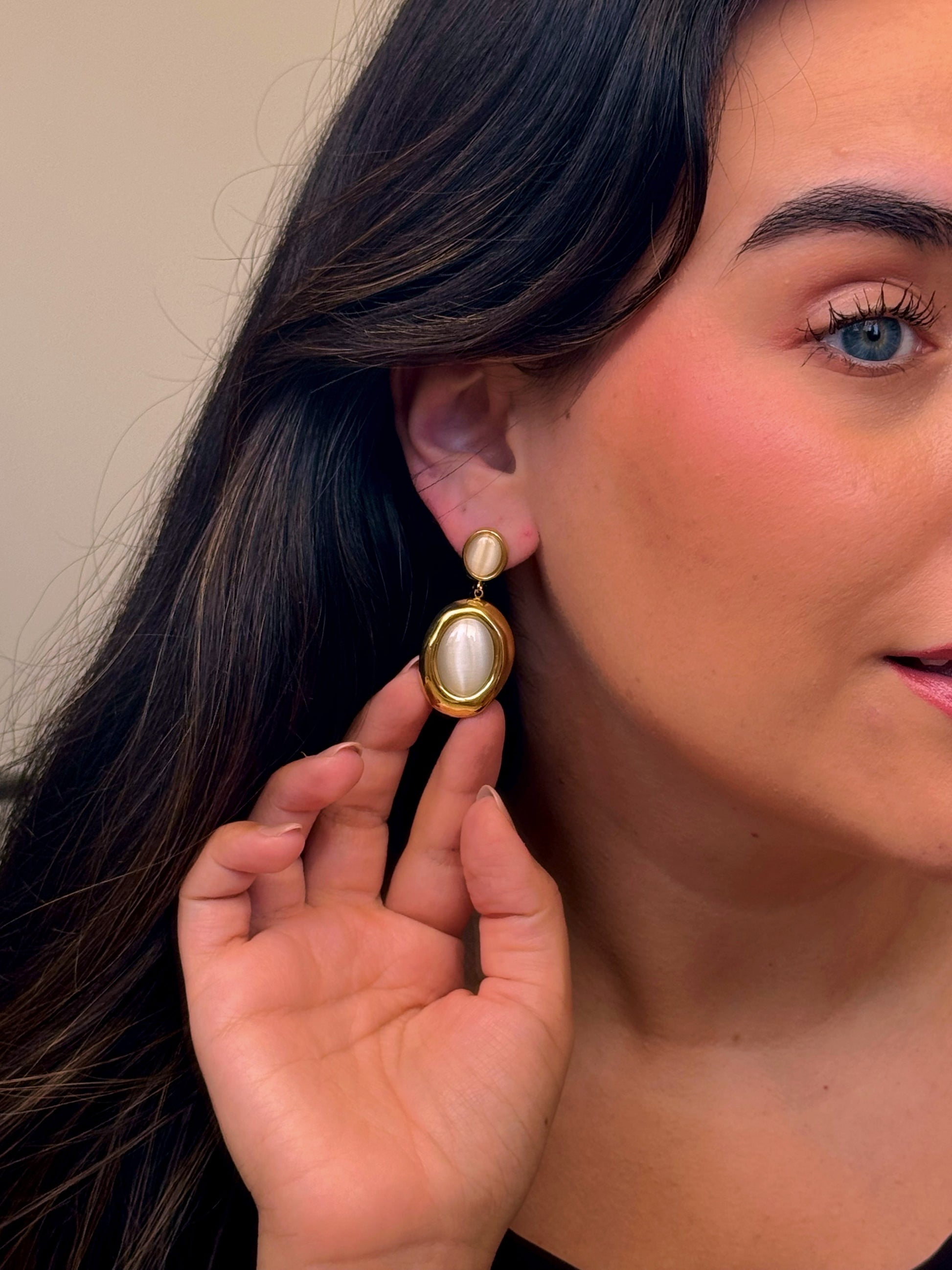 Brincos elegantes com pedra marfim perolado em pendente | Dourado