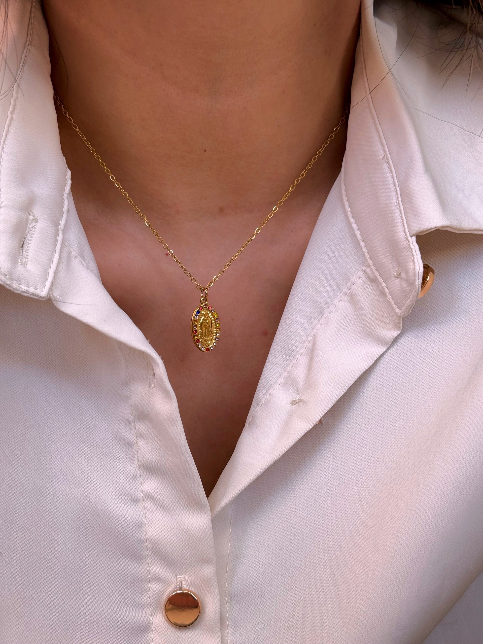 Colar malha fininha com medalha Nª Senhora | Dourado com zircónias coloridas