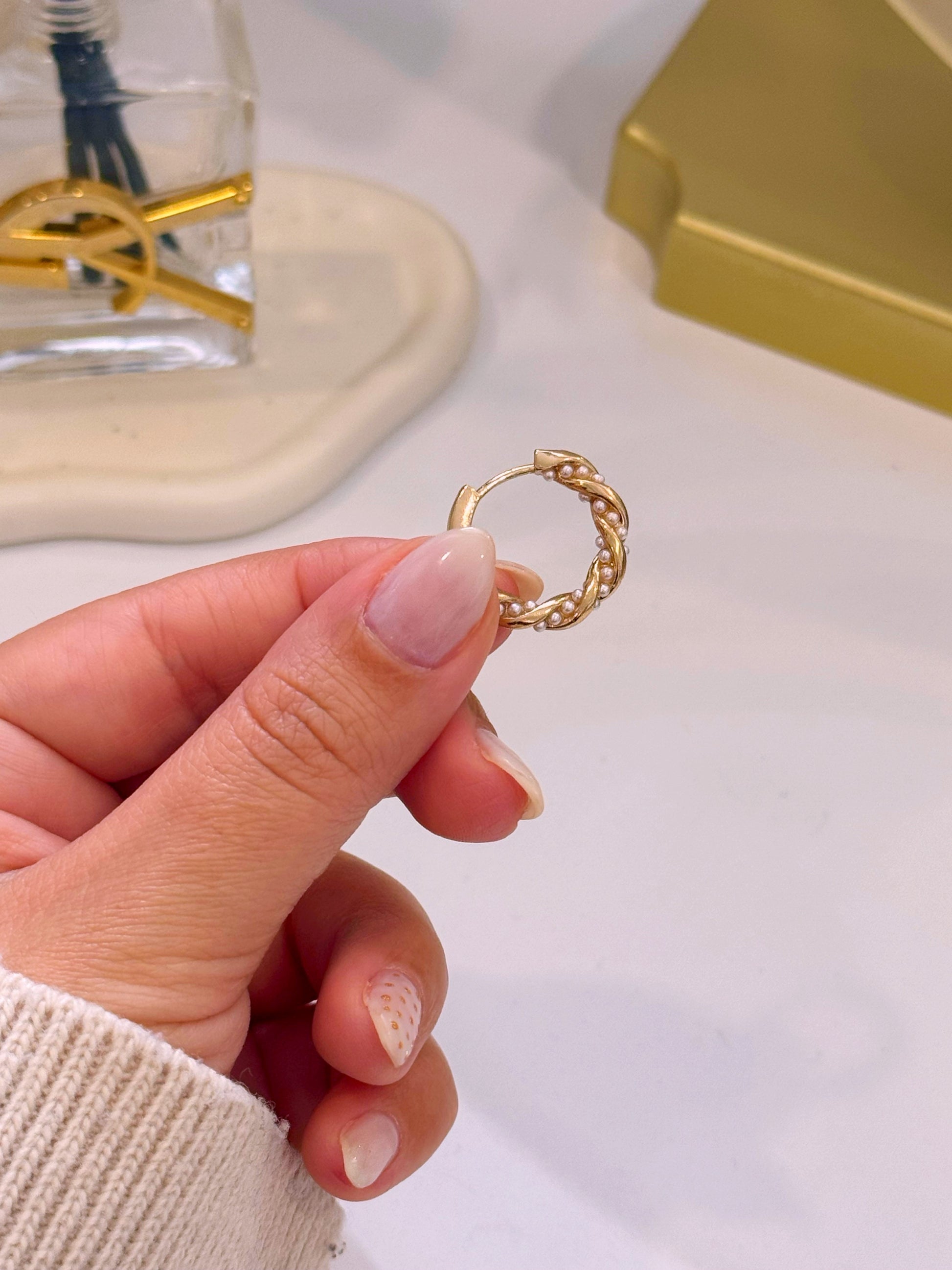 Argolas médias efeito torcido com pérolas | Dourado