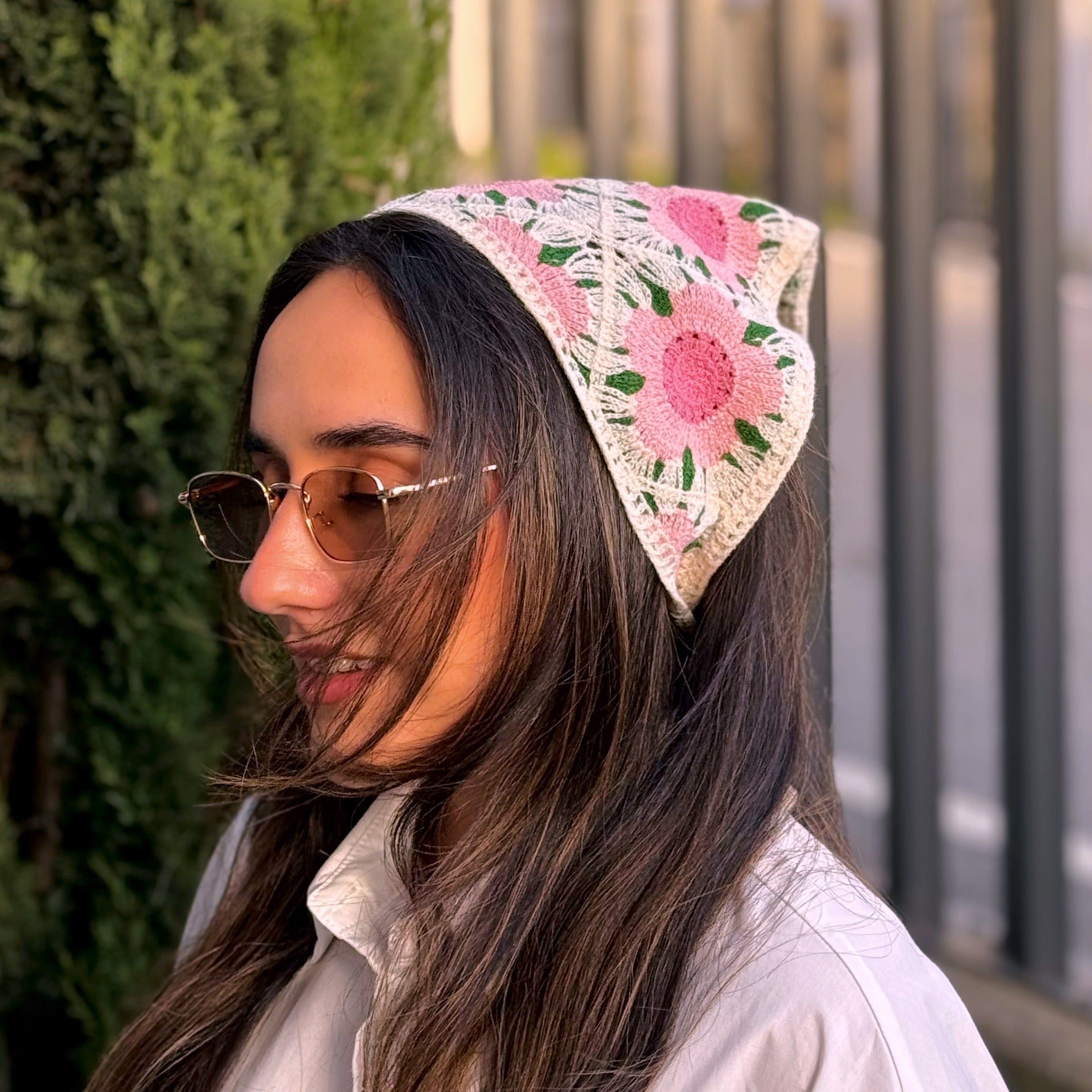 Bandana multifuncional em croché | Bege com Flores Rosa