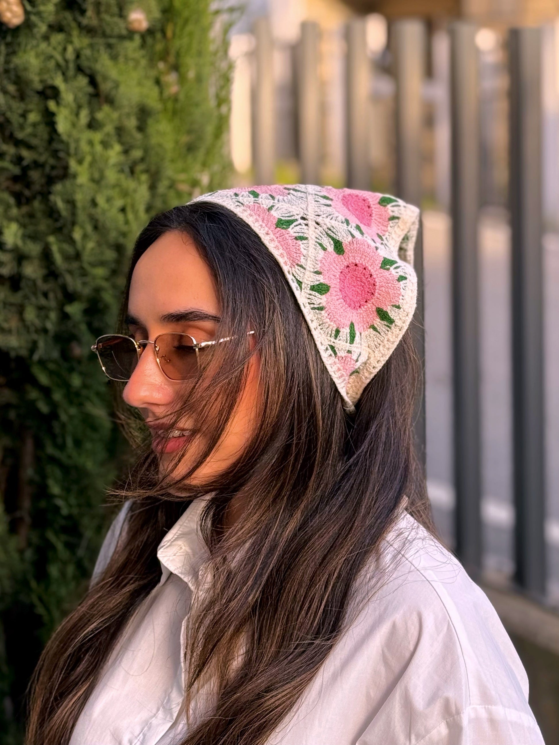 Bandana multifuncional em croché | Bege com Flores Rosa