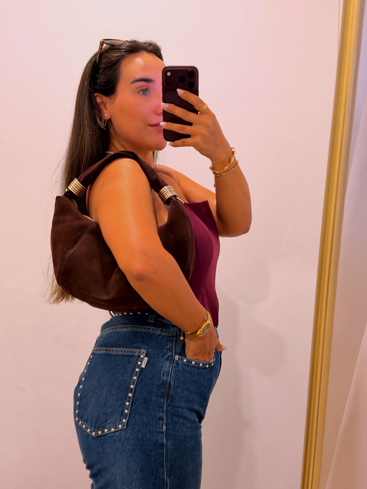 Mala de ombro estilo hobo com mix de argolas metálicas | Castanho chocolate • toque aveludado