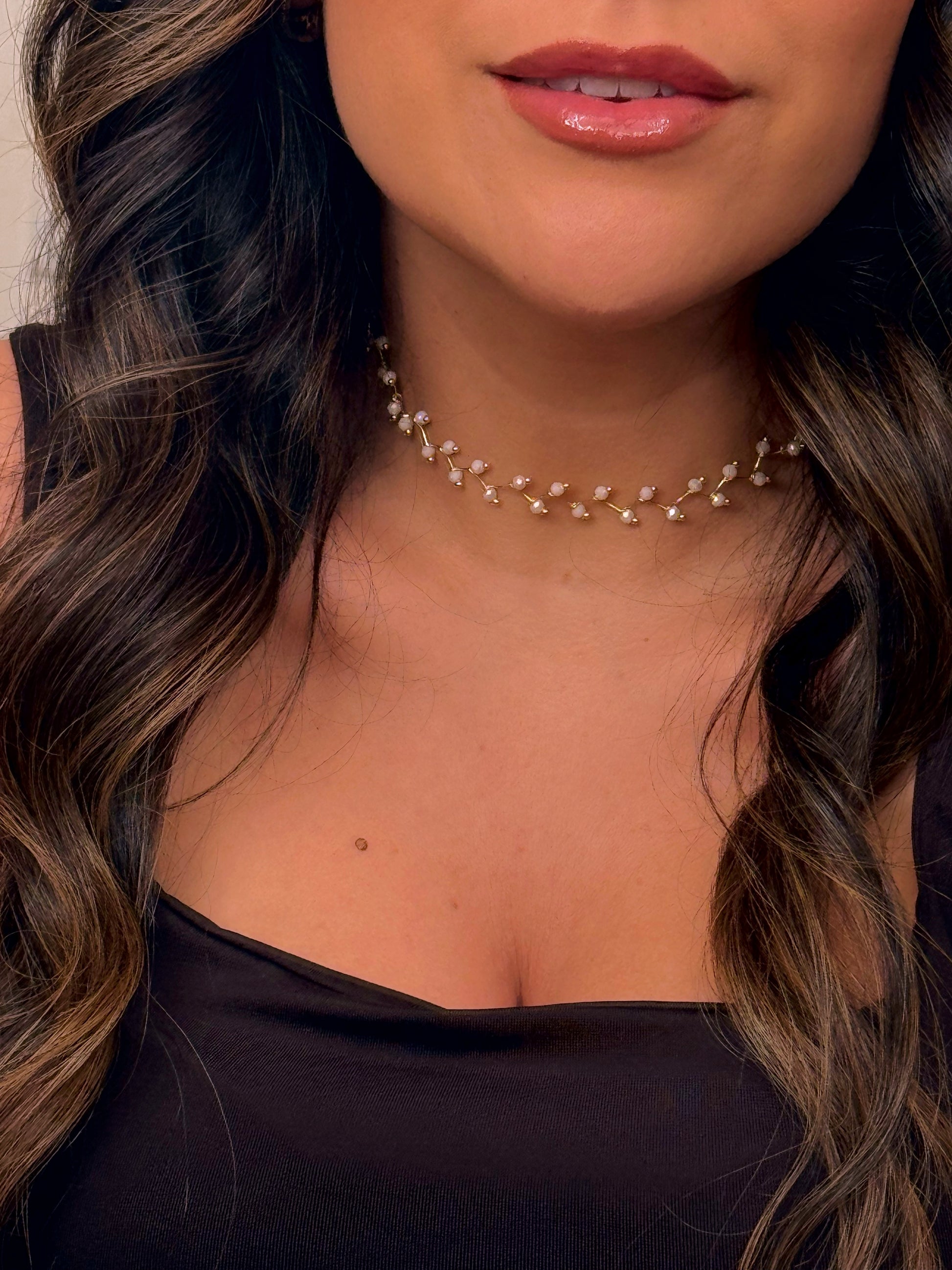 Colar/Gargantilha zig-zag dourada com pedrinhas | Nude perolado