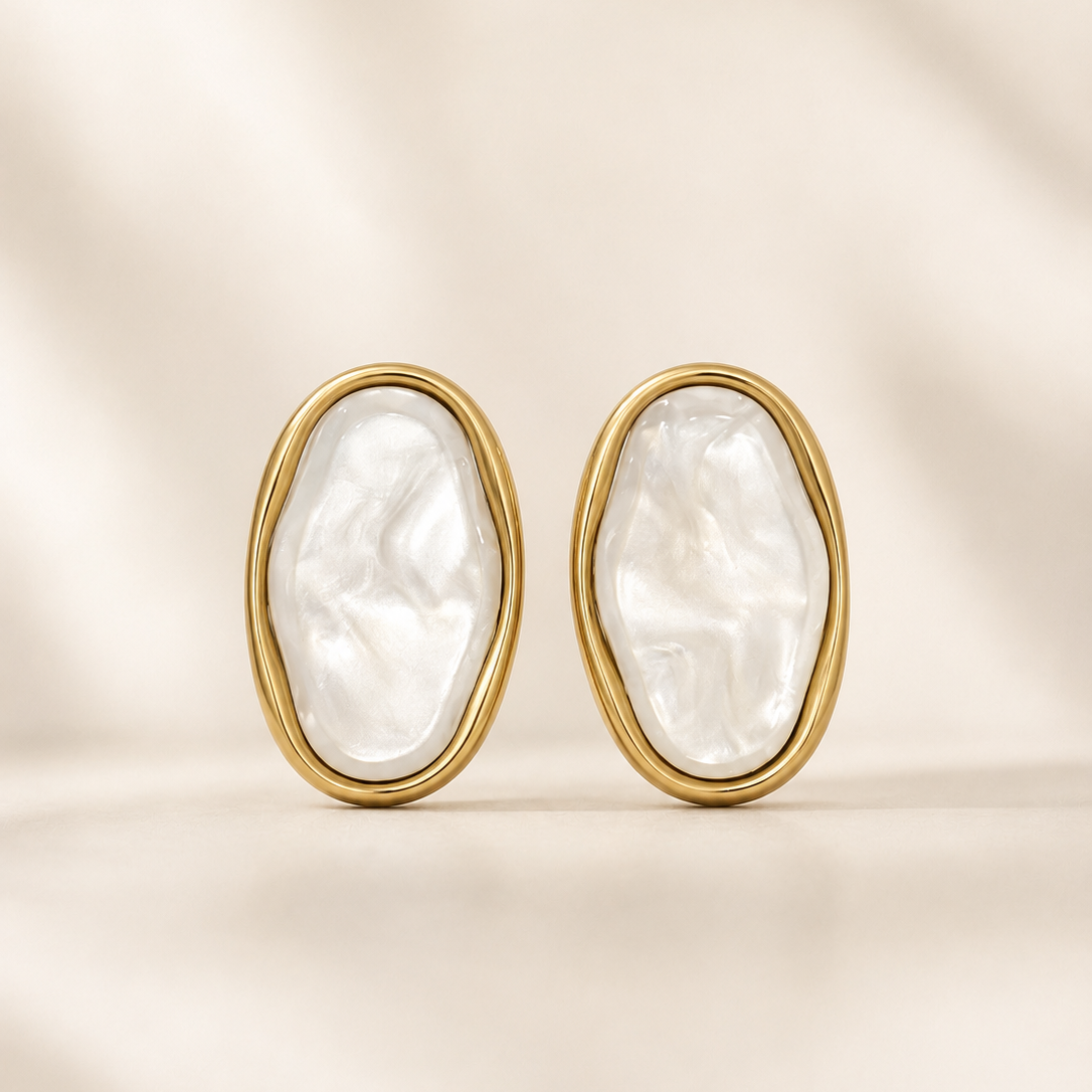 Brincos elegantes irregulares com madre pérola | Dourado