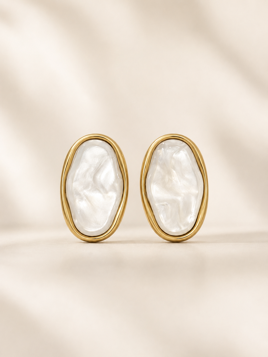 Brincos elegantes irregulares com madre pérola | Dourado