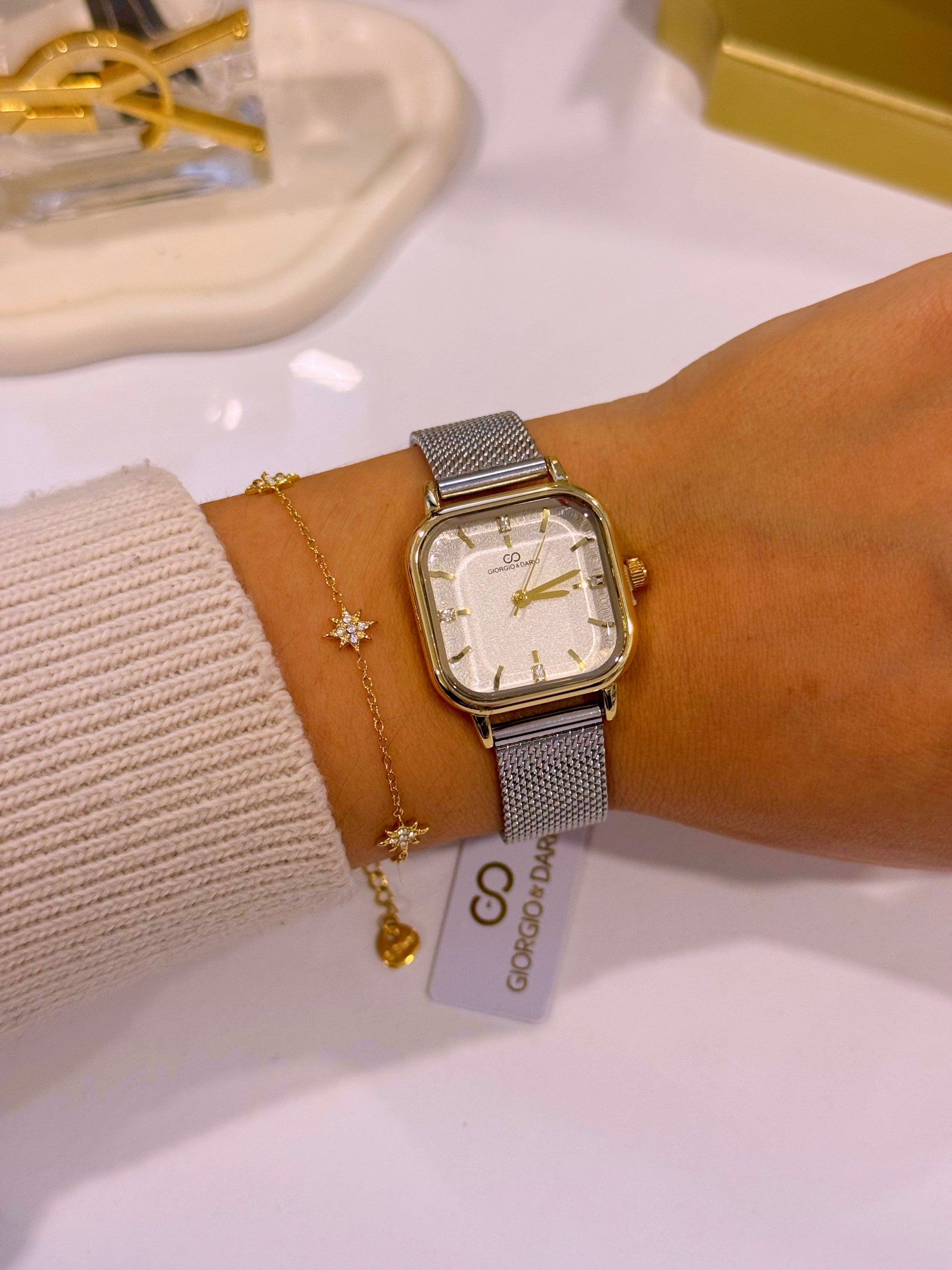 Relógio analógico mostrador quadrado com textura | Mix prateado e dourado