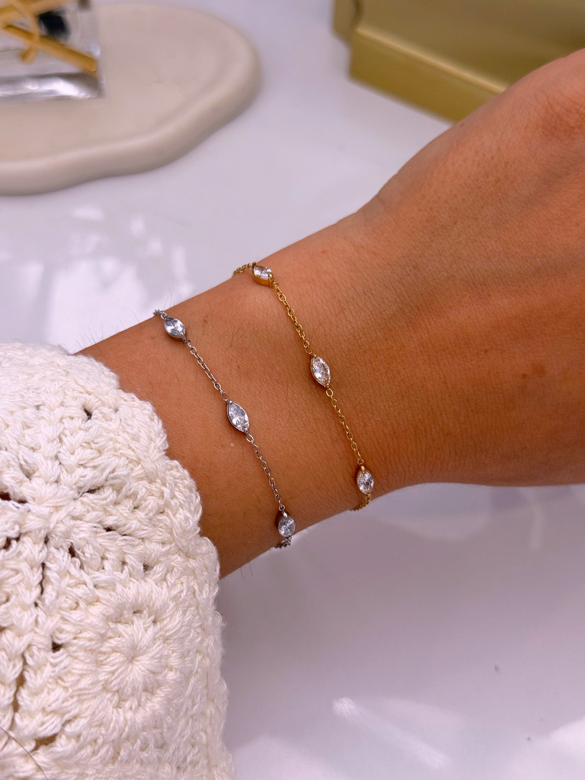 Pulseira delicada com 3 brilhantes ovais | 2 cores
