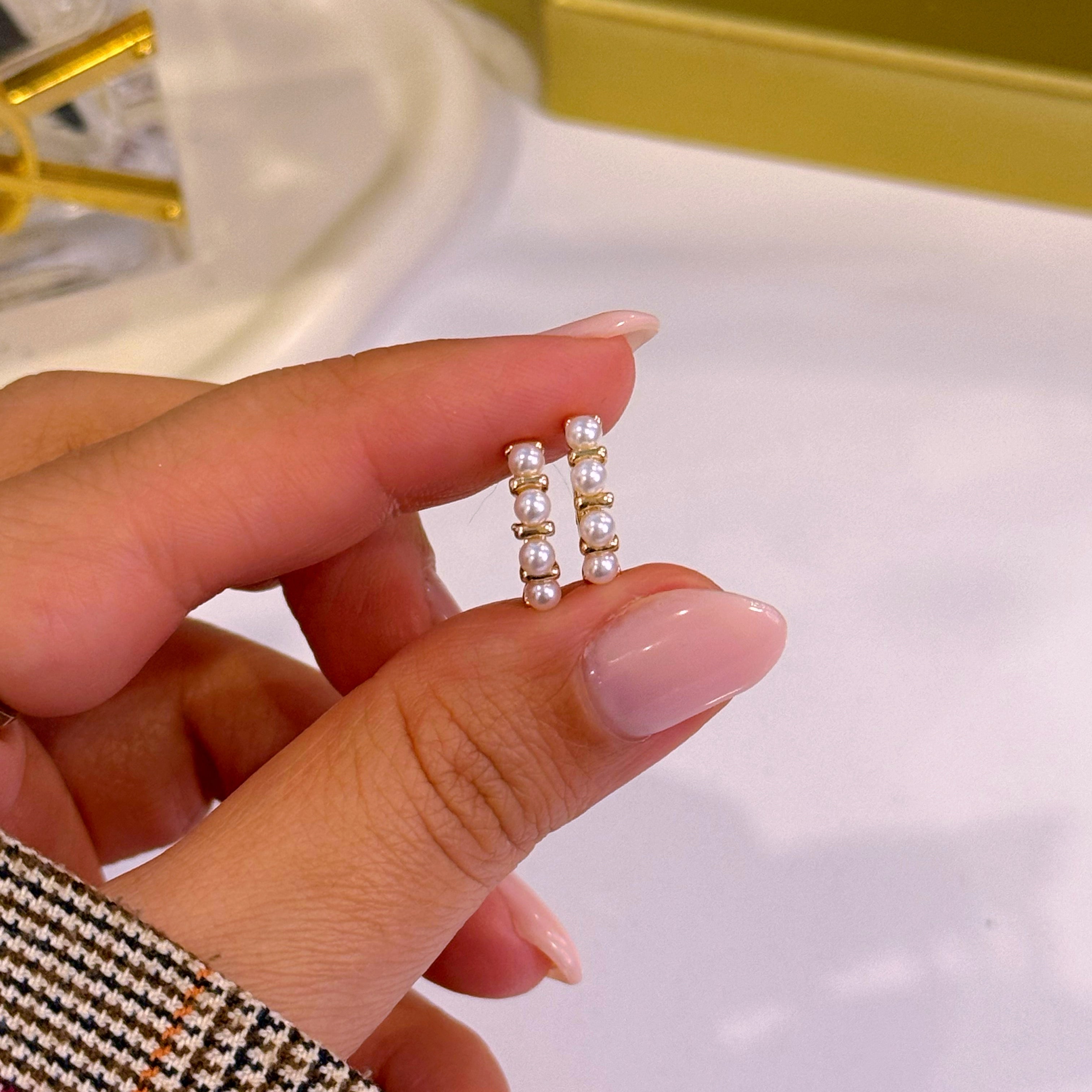 Argolinhas delicadas preenchidas com pérolas | Dourado